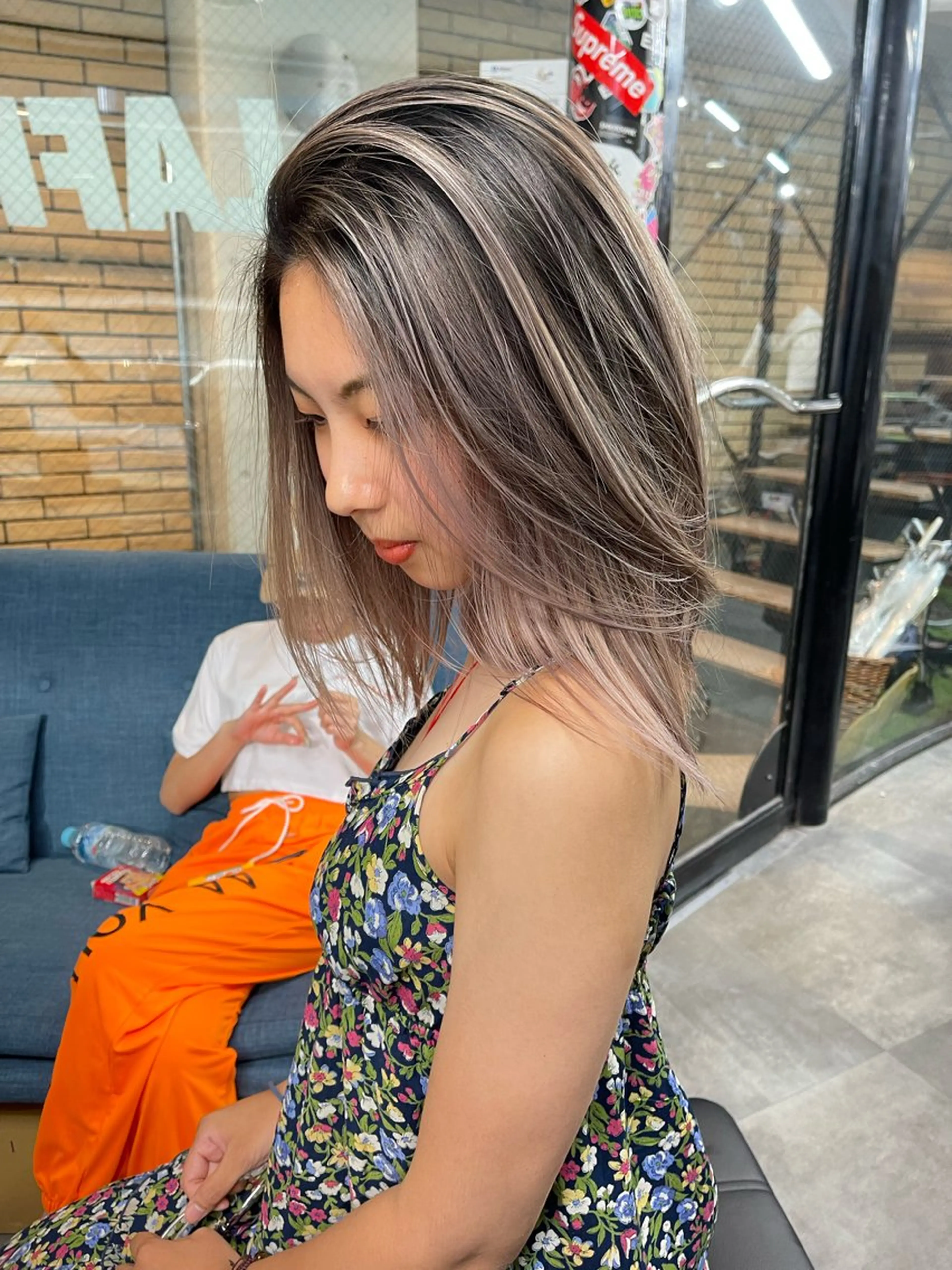 ミディアム レイヤーカット 大阪ハイトーン ひらり💜のヘアスタイル