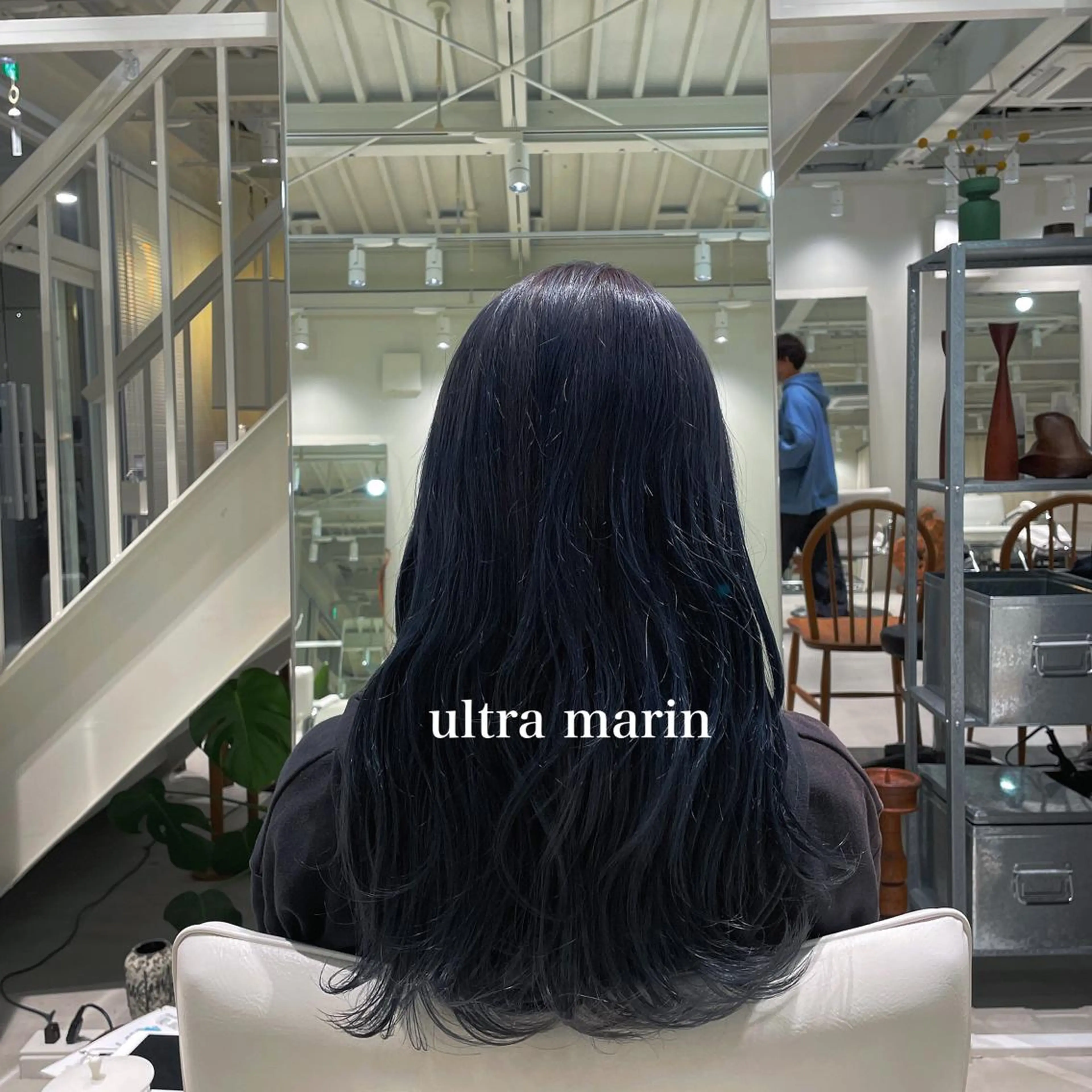 ロング カラー ブリーチ ブルーカラー 峯崎 葵のヘアスタイル