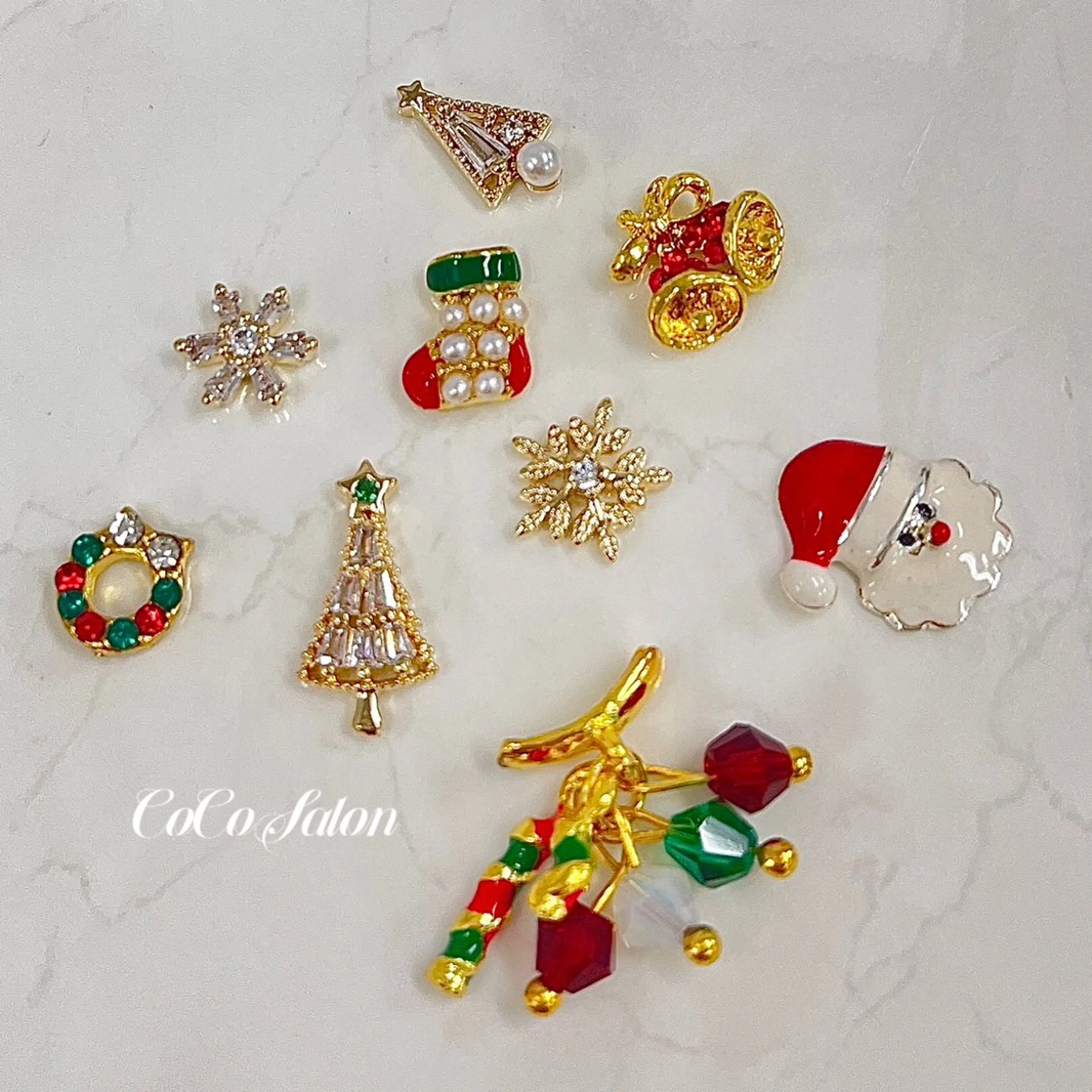 ネイル リボン 冬ネイル クリスマス ハンドネイル CoCoSalon ネイル/まつ毛予約のネイルデザイン