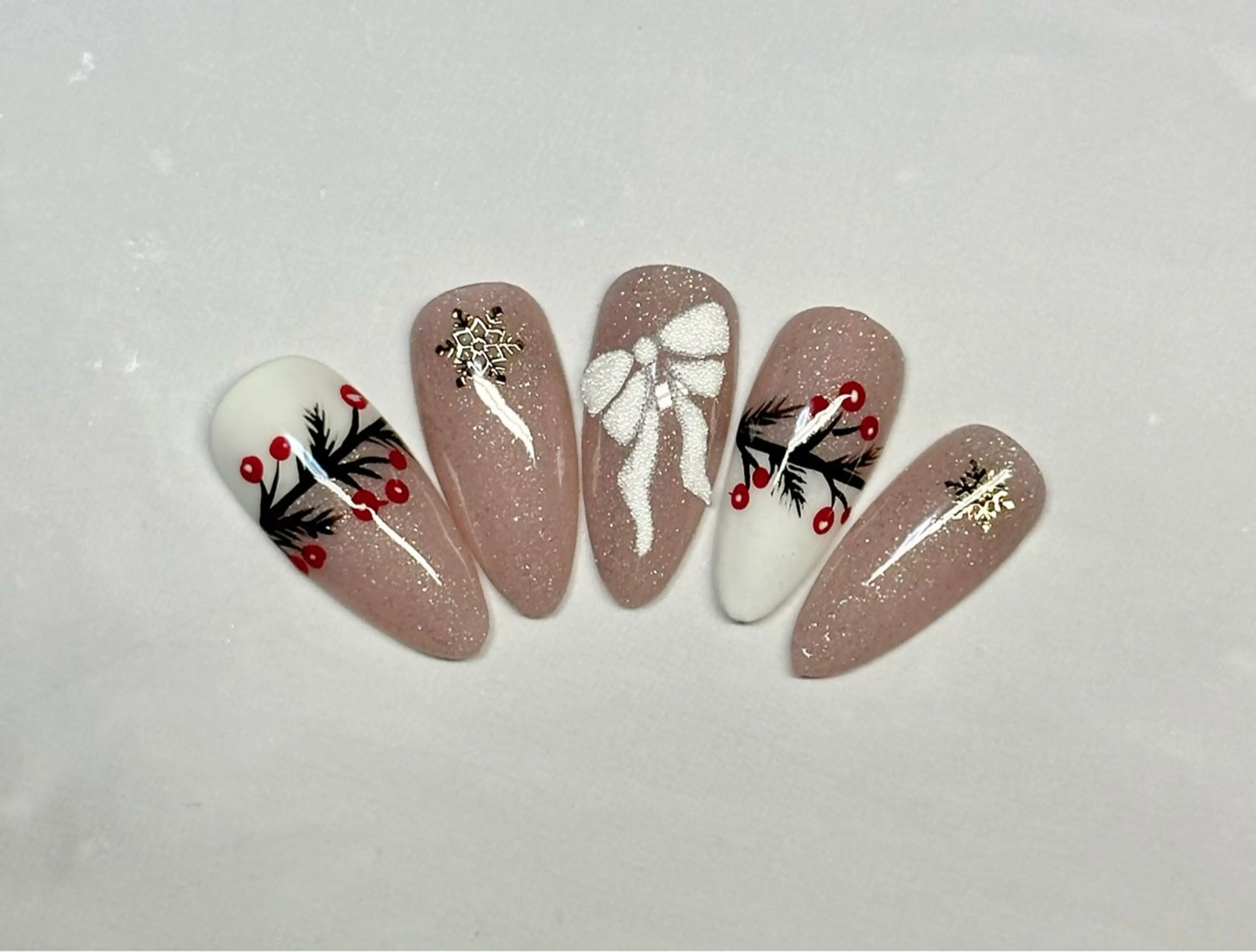 ネイル アートネイル リボン 冬ネイル クリスマス M.N_ nailのネイルデザイン