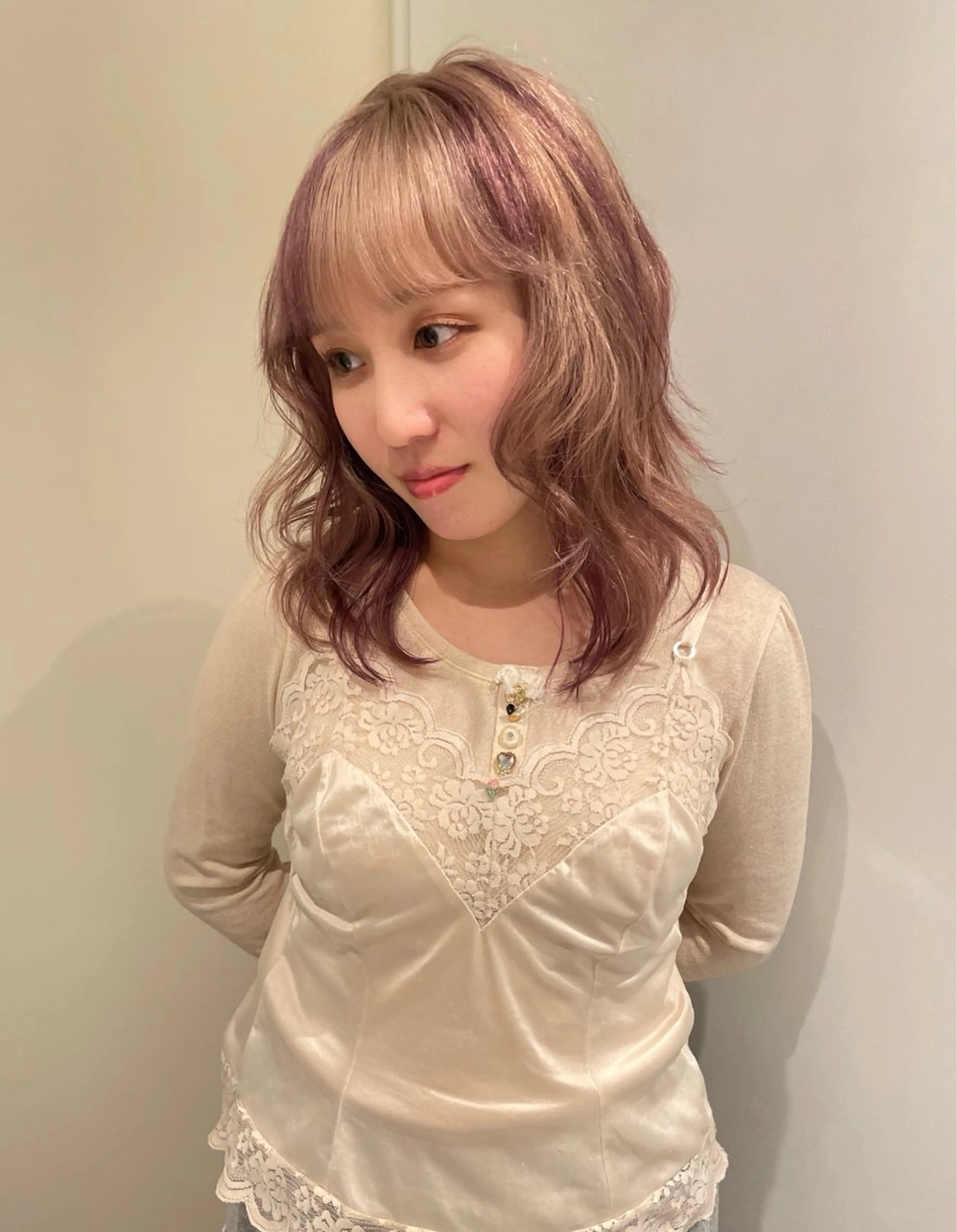 ミディアム カラー ベージュカラー ブリーチ ブロンド ケアブリーチ デザインカラー カット ヘアカラー トリートメント MIU/ルーツカラー 顔まわりレイヤーのヘアスタイル