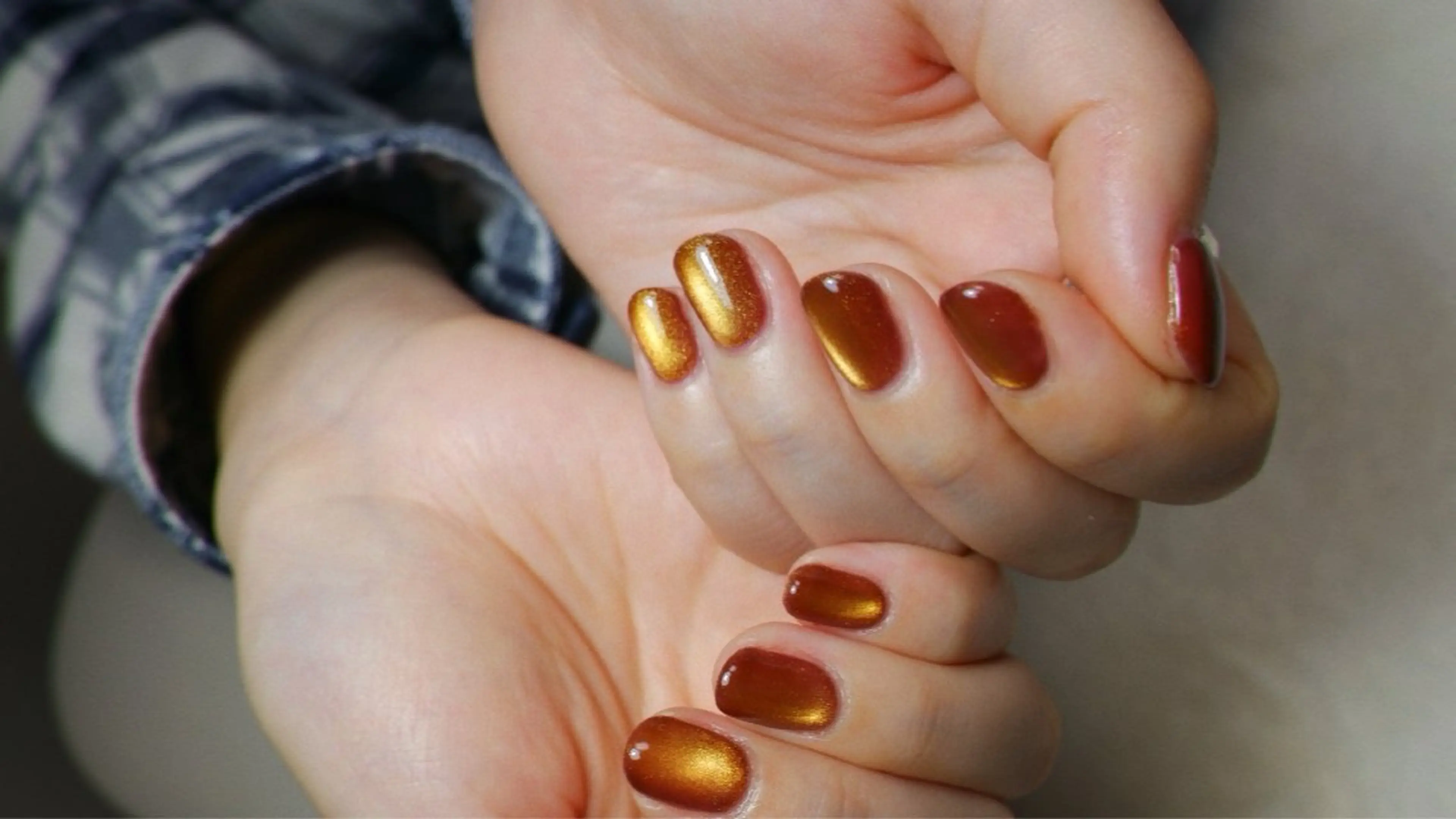 ネイル マグネットネイル ニュアンスネイル 赤色 黄色 ハンドネイル hamasaki sakiのネイルデザイン