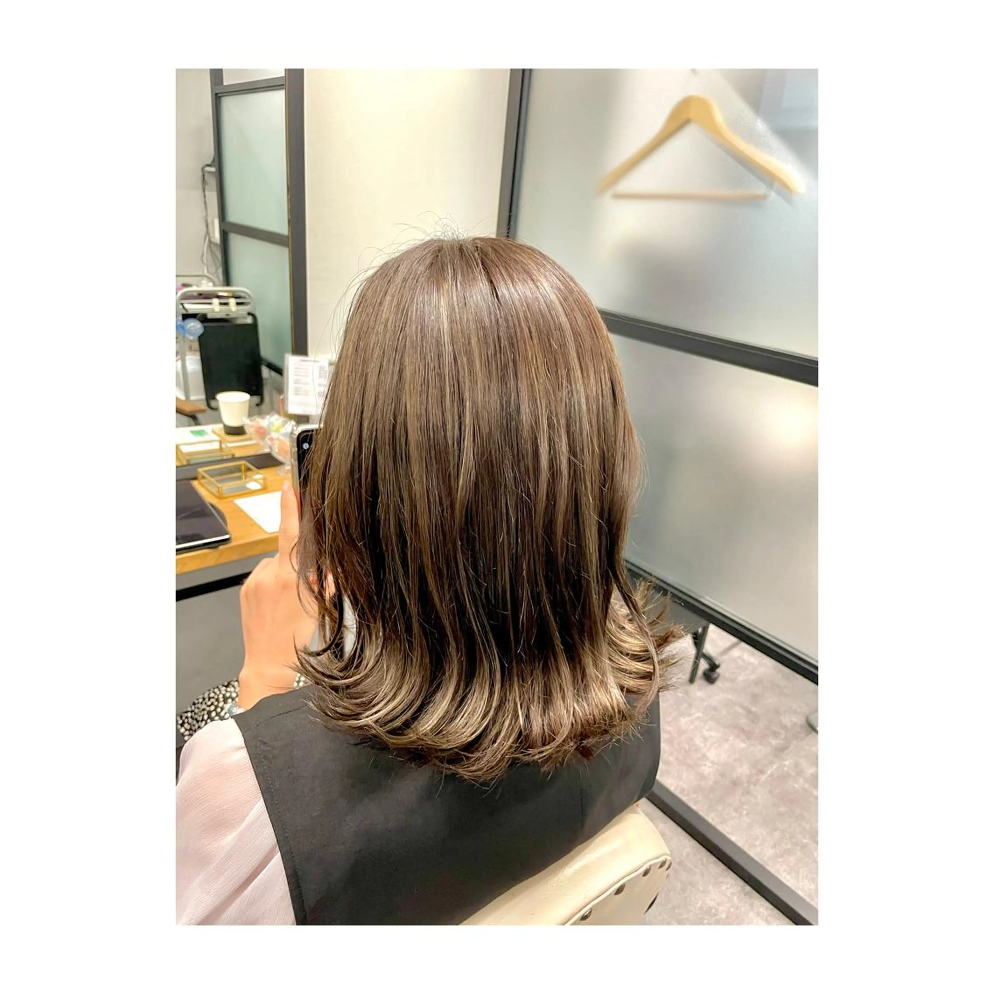 ミディアム アッシュ ハイライト レイヤーカット ヘアカラー トリートメント 二ヶ月綺麗が続く デザイン/星野六三四のヘアスタイル