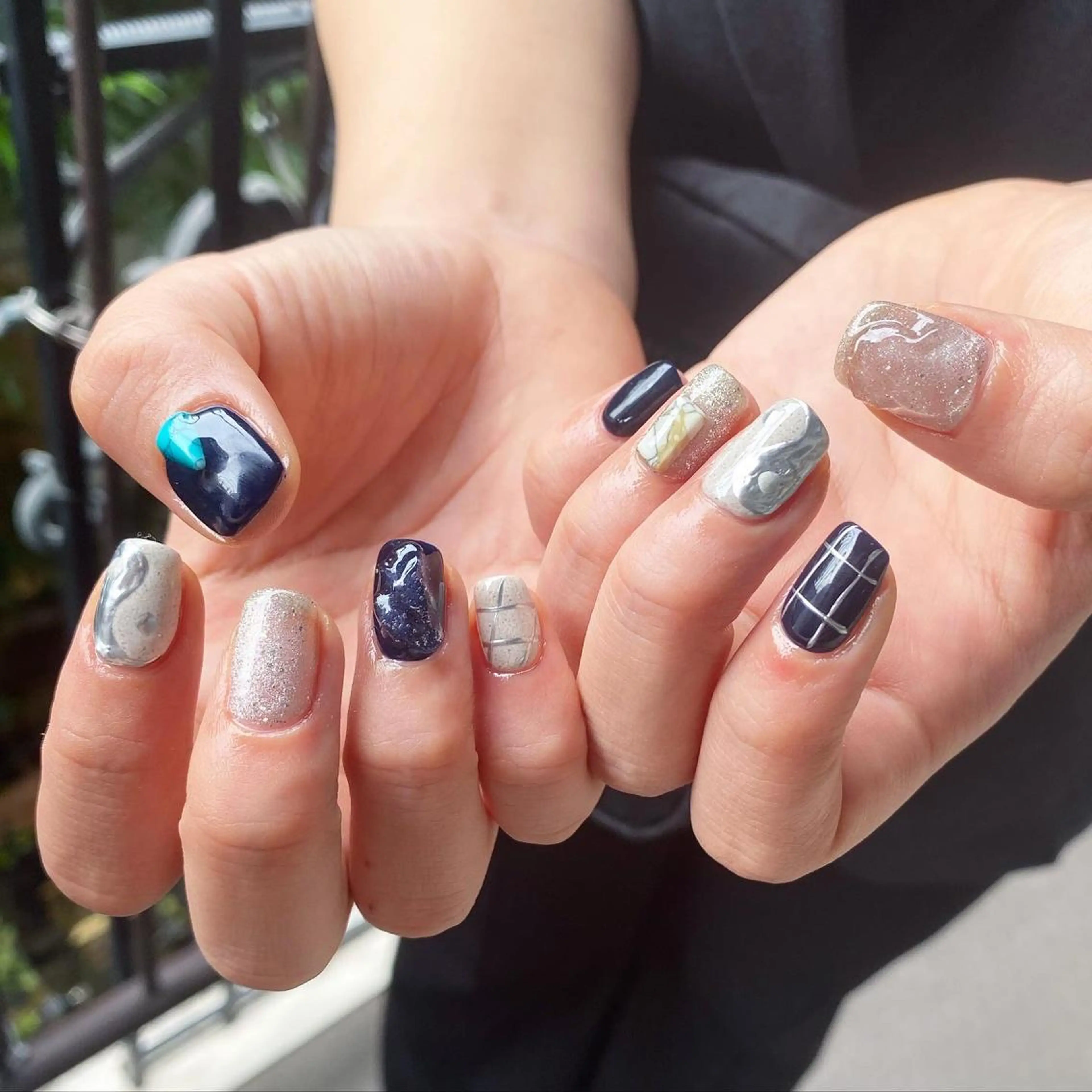 ネイル アートネイル 氷ネイル・うるうるネイル 韓国ネイル マグネットネイル ネイビー To Me Nail所属・🩵 mei🩵のネイルデザイン