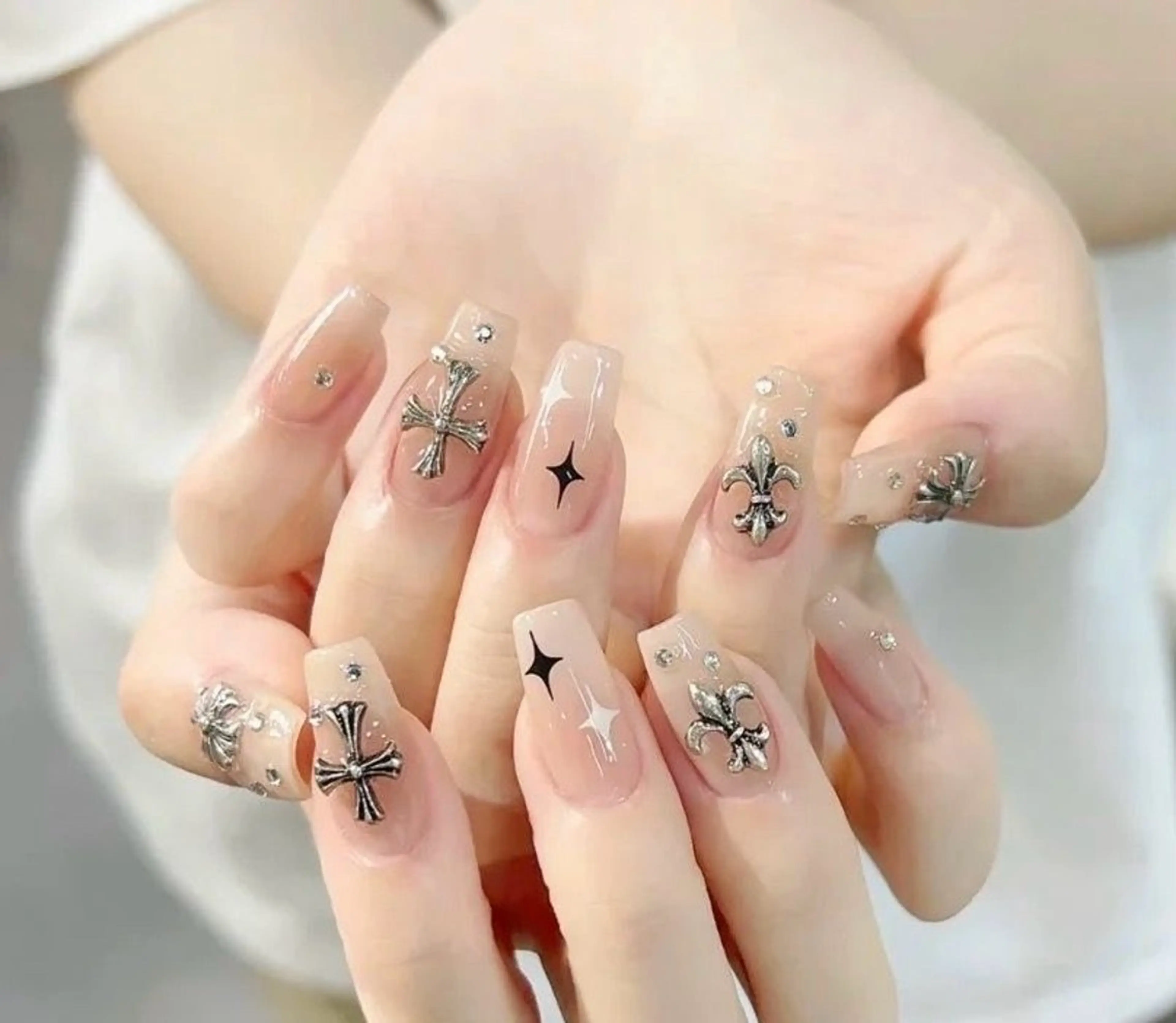 カラー グラデーションカラー ピンクカラー ハンドネイル AIN Nailのネイルデザイン