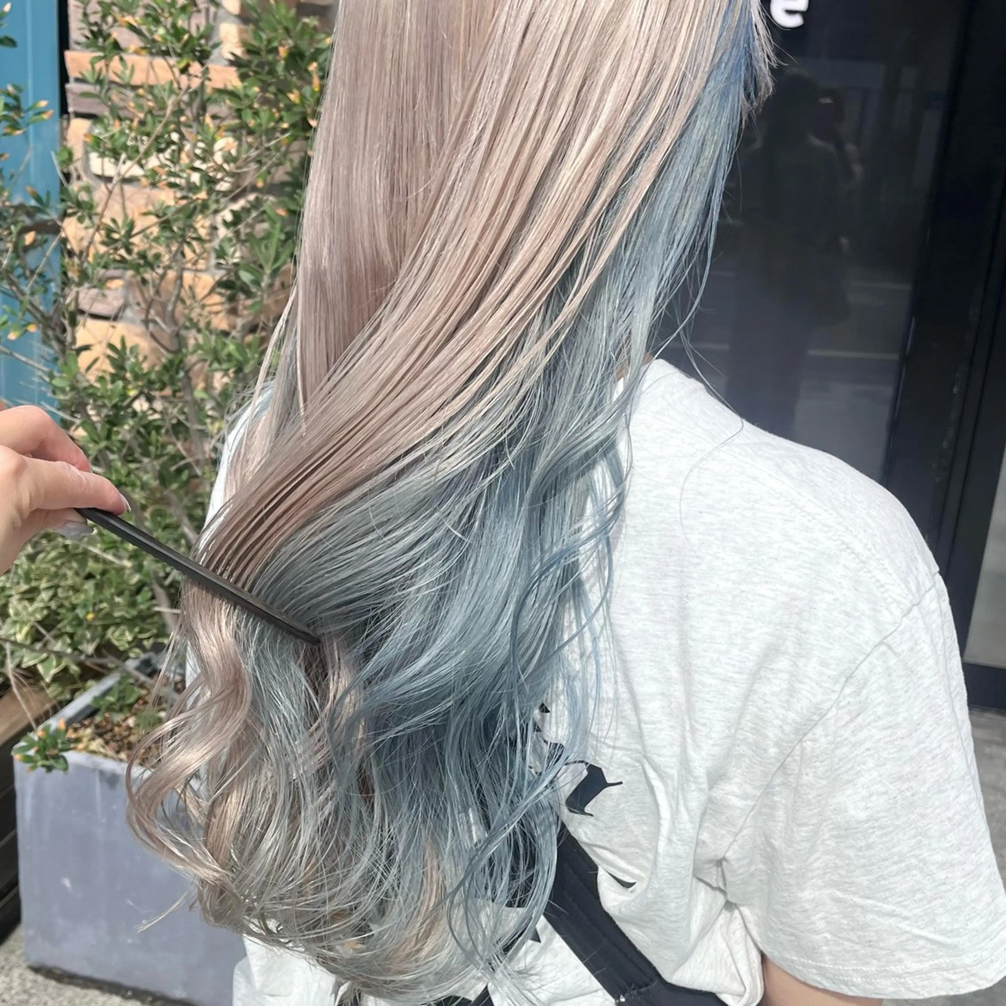 ロング カラー ブリーチ デザインカラー カット ヘアカラー トリートメント 伊藤 玲衣のヘアスタイル