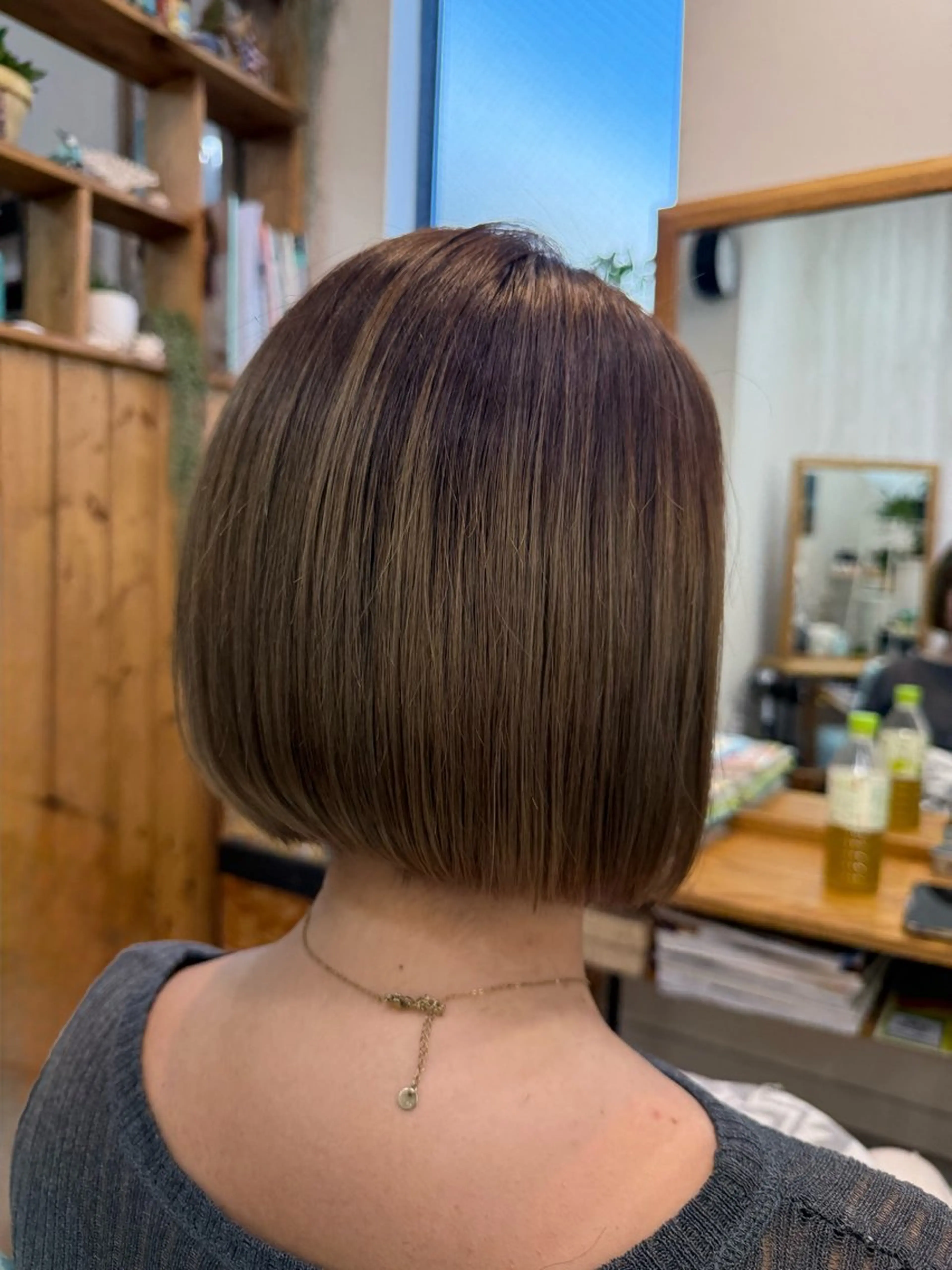 ショート カラー 前下がりボブ グレージュ シアーグレージュ ボブ カット ヘアカラー LANI hair resortのヘアスタイル