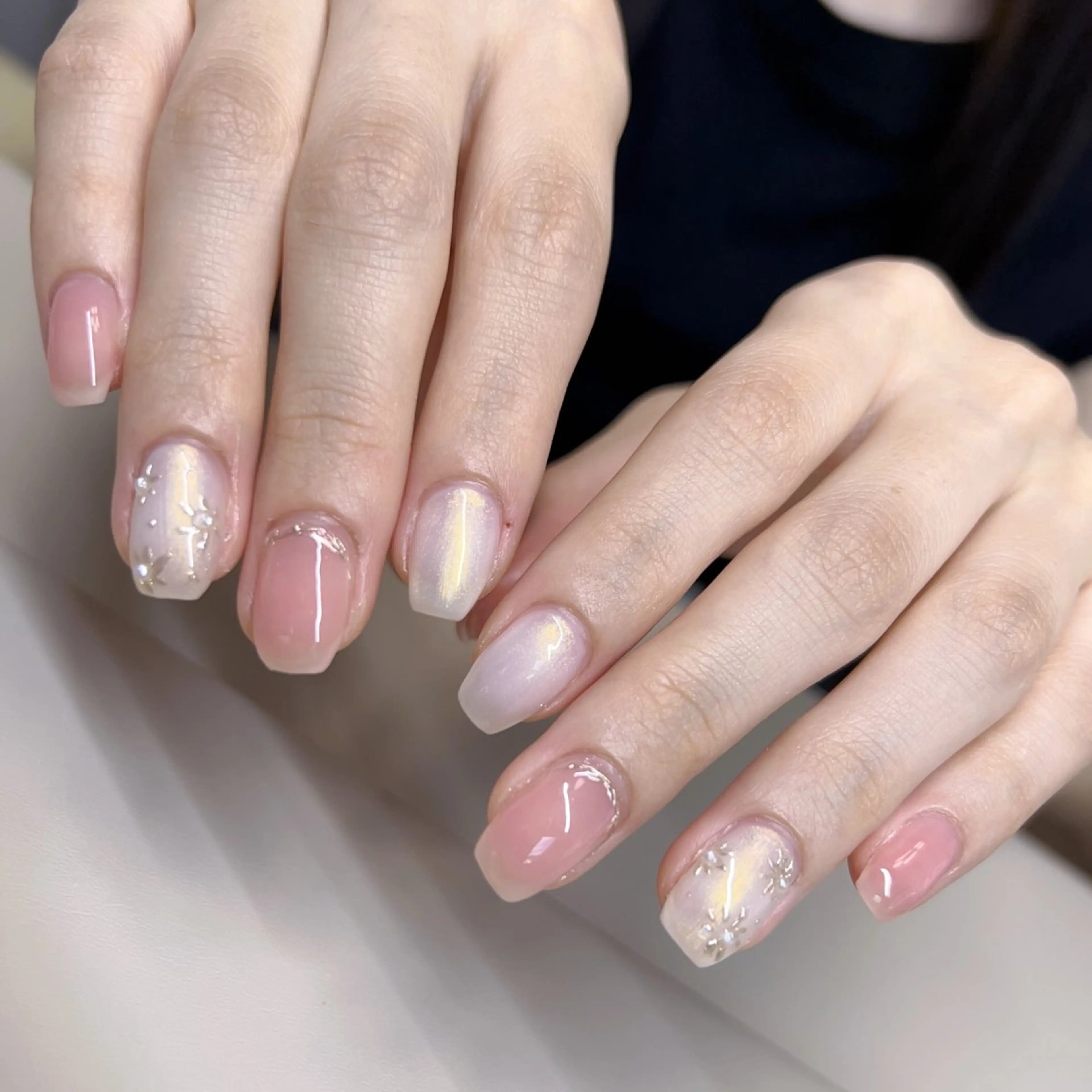 ネイル オーロラネイル フラッシュネイル フレンチネイル ガラスフレンチ グラデーション ハンドネイル Rika Nail ellaのネイルデザイン
