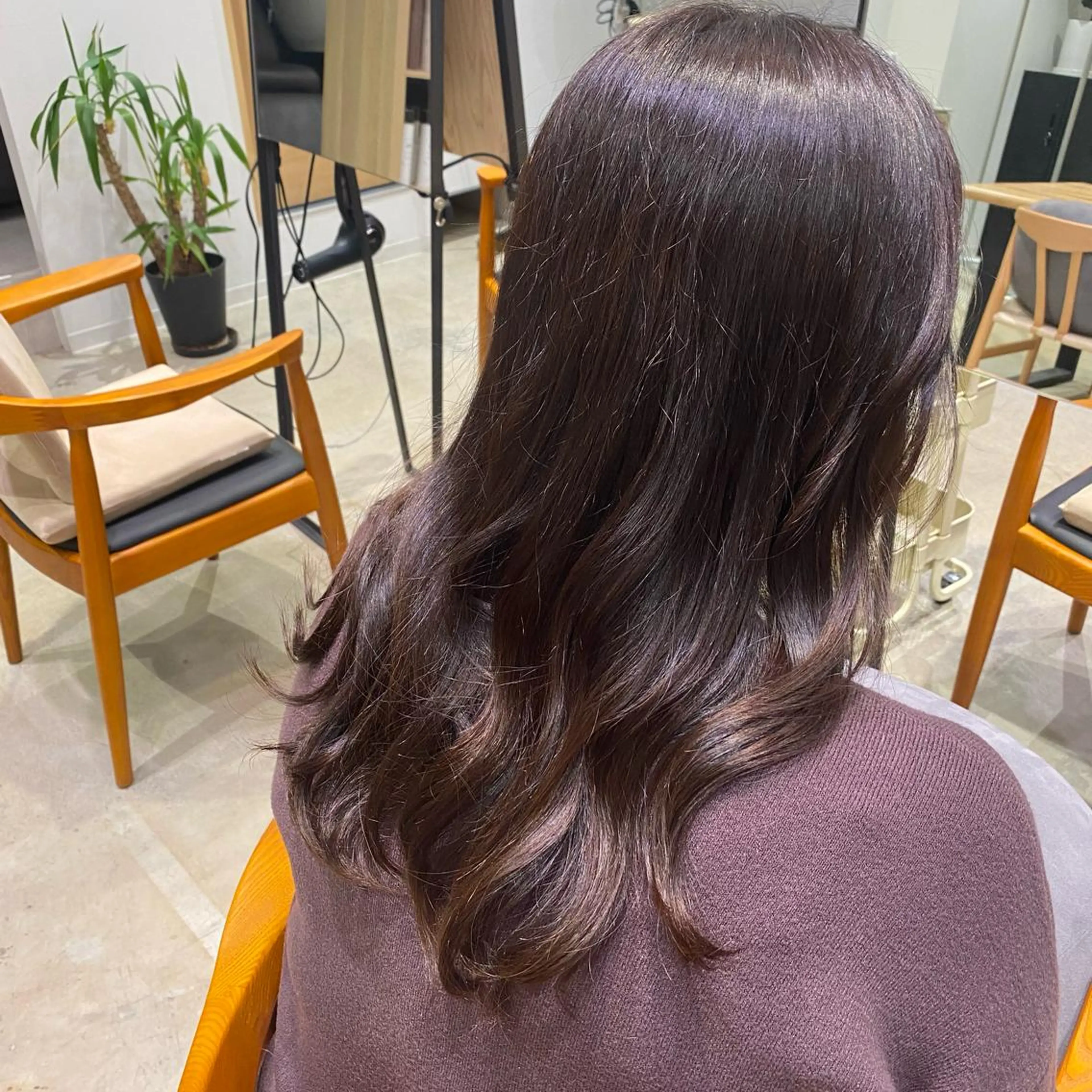 セミロング カラー ブラウンカラー チョコレートブラウン グラデーションカラー fumi🪞血色感 アップ艶カラーのヘアスタイル