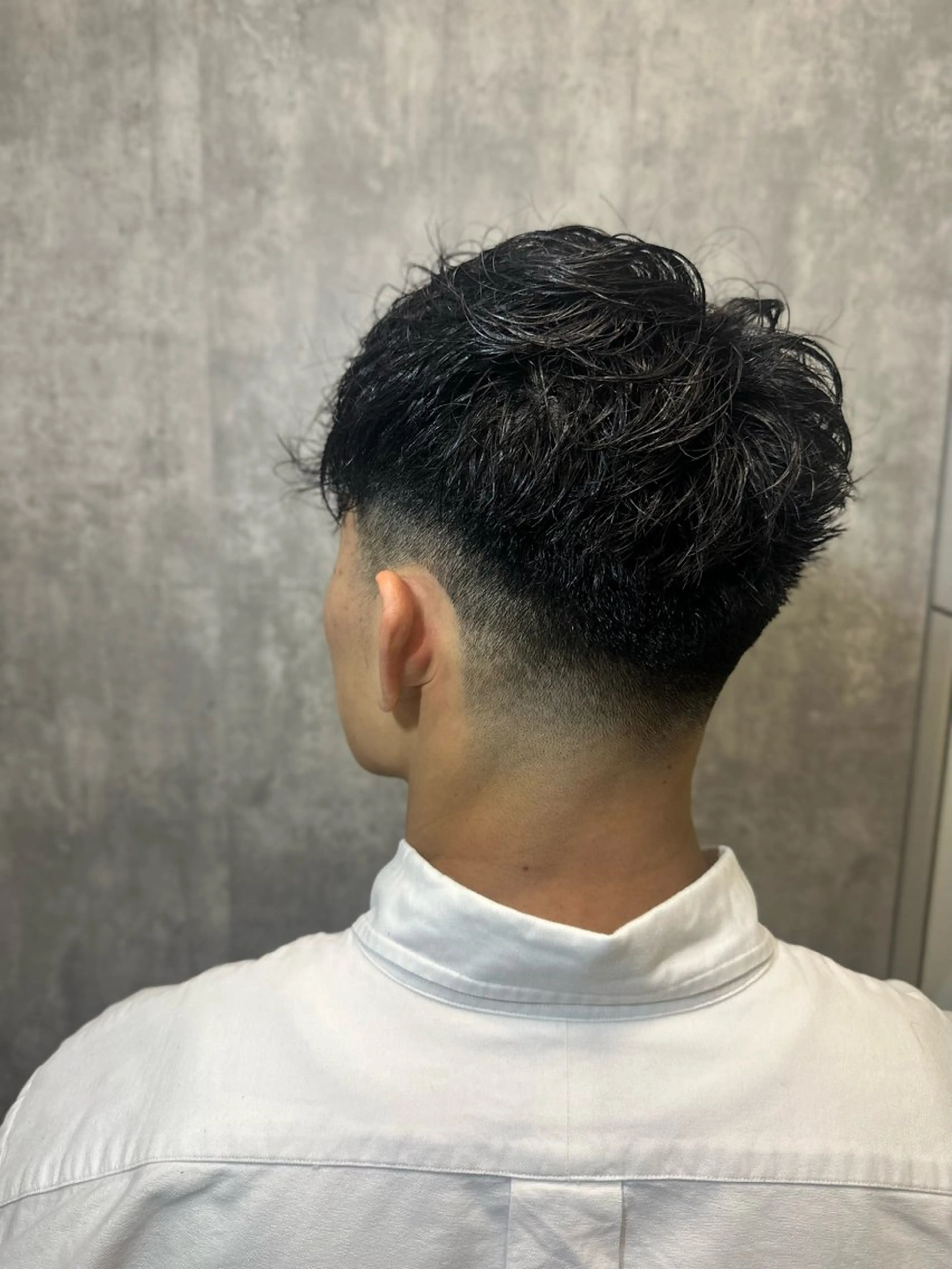 ミディアム パーマ メンズ ヒロ銀座 東京駅八重洲店所属・【メンズ専門】🔥 カミマンのヘアスタイル