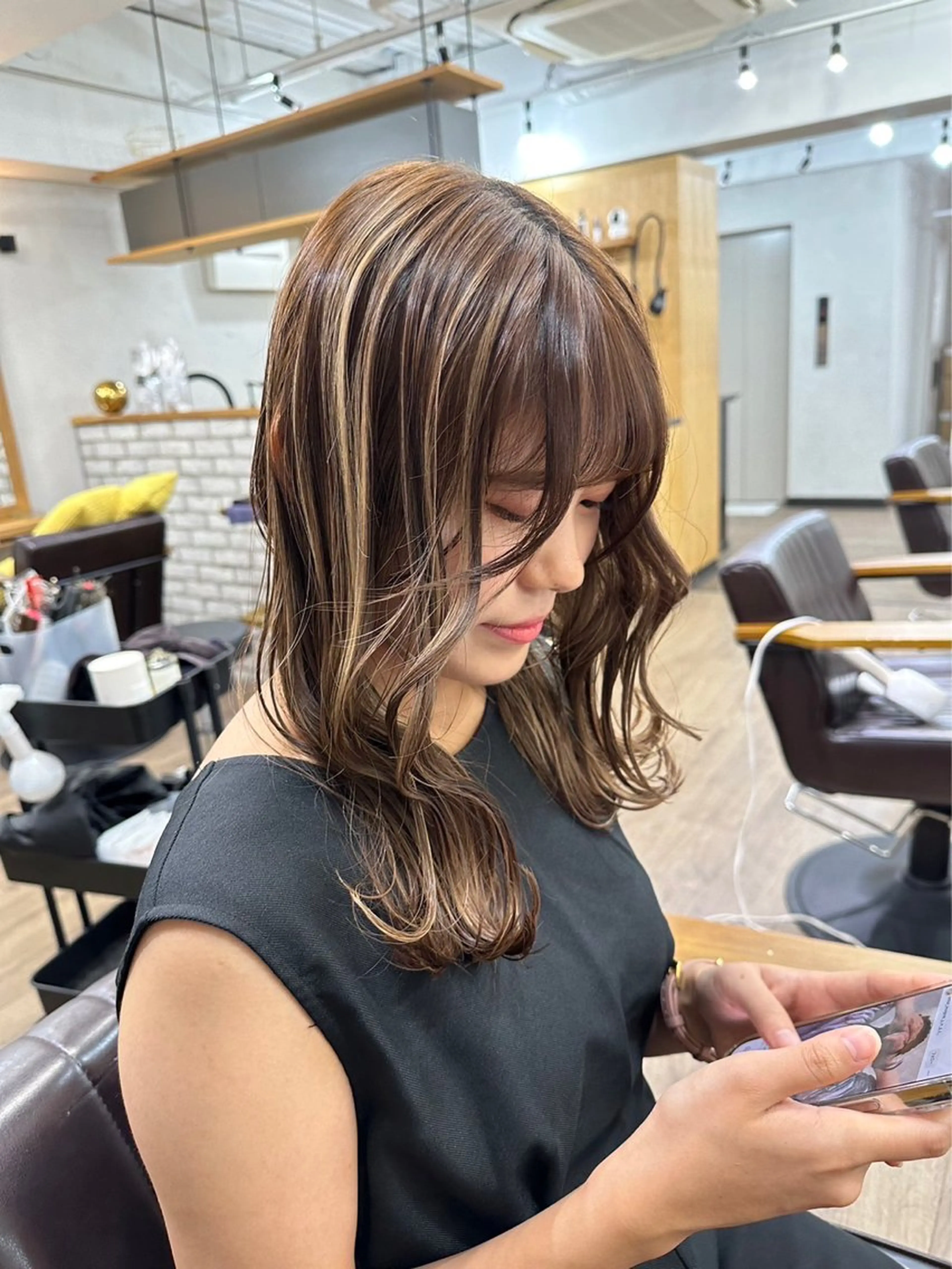 セミロング ハイライト ヘアカラー AnFye cinq milleのヘアスタイル