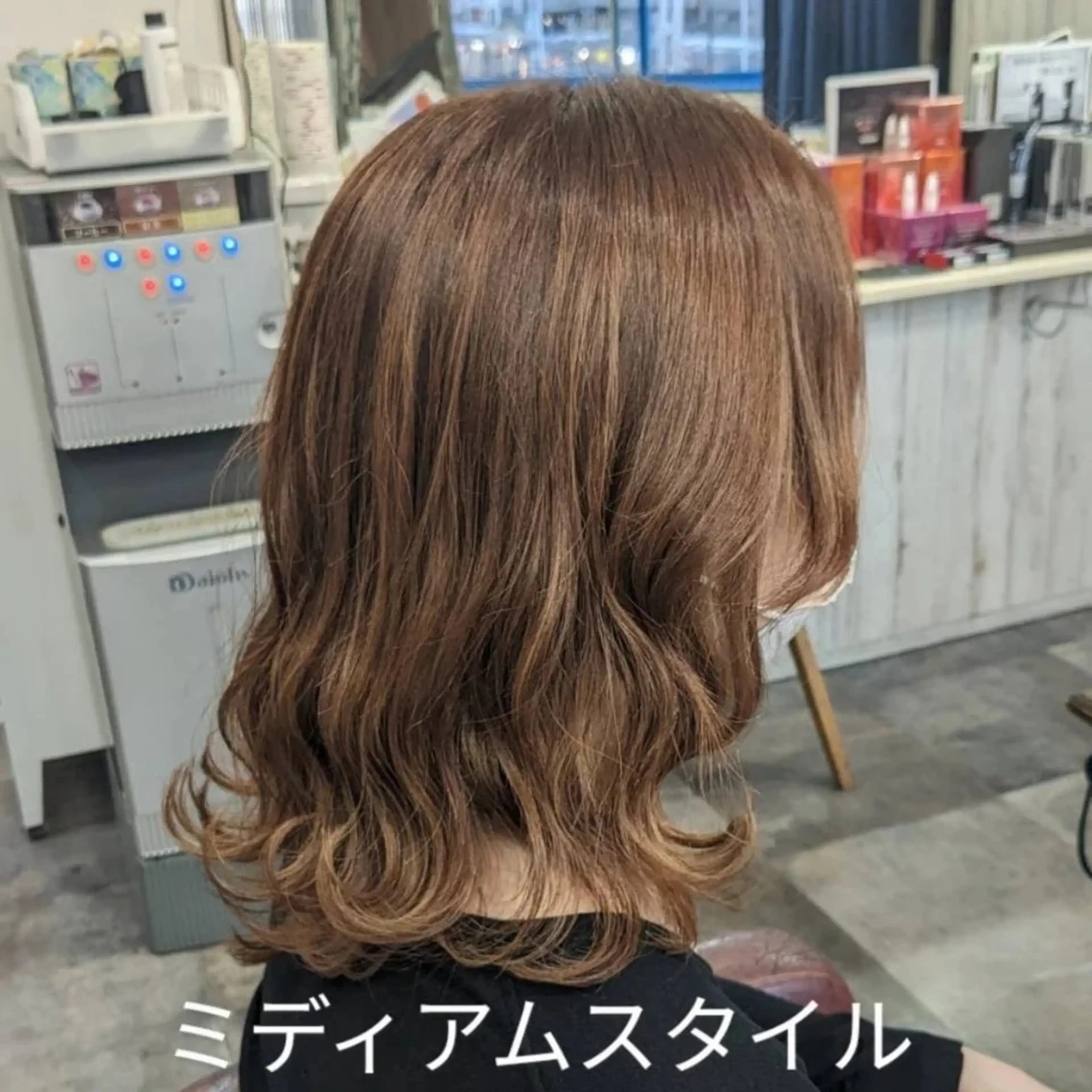 ミディアム カラー ボブレイヤー ミディアムパーマ アディクシーカラー バレイヤージュ ベージュカラー メンズパーマ/顔周り レイヤーカット/えののヘアスタイル