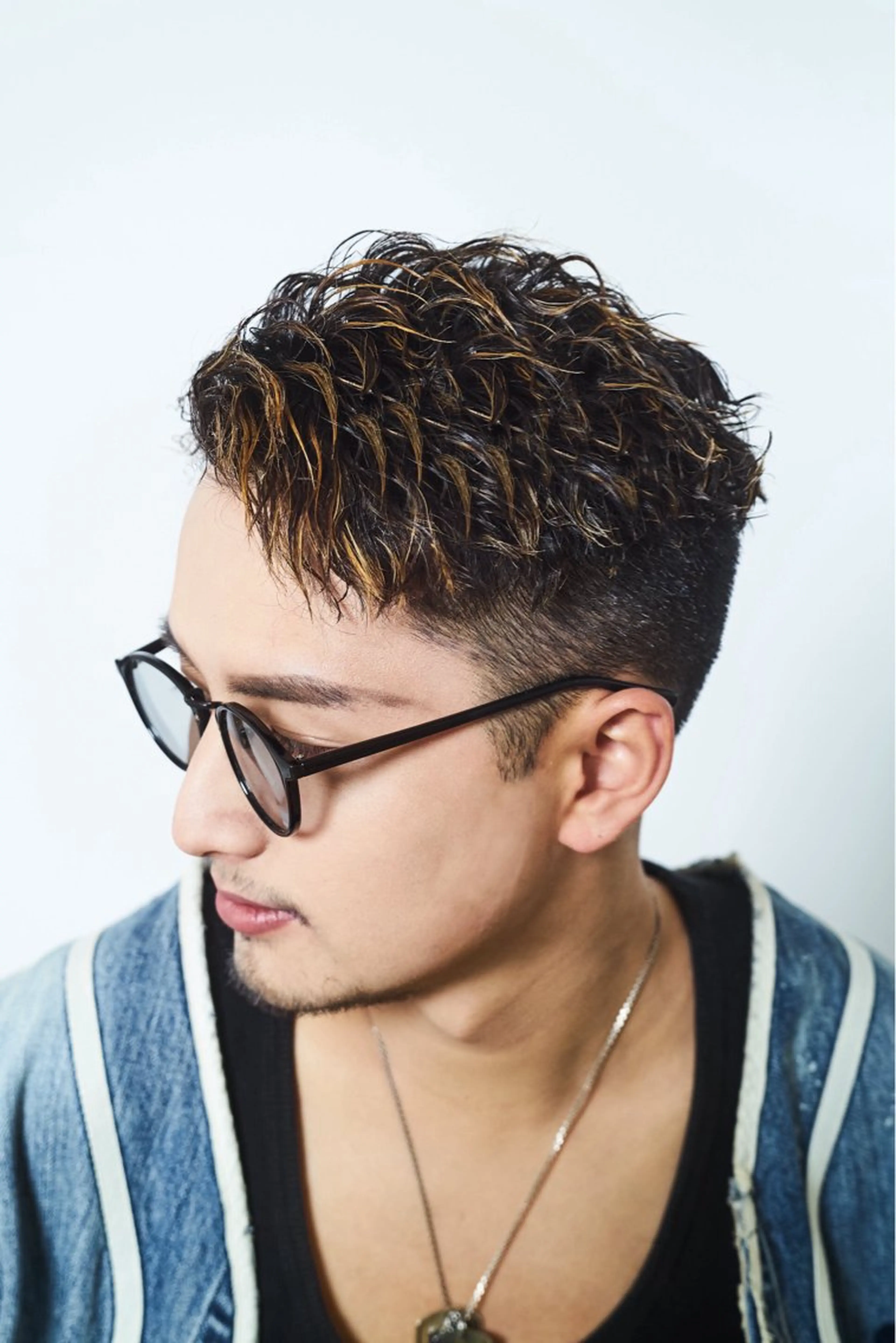 ショート パーマ メンズ メンズハイライト メンズパーマ ツイストスパイラルパーマ ハイライト スパイラルパーマ カット ヘアカラー パーマ 湘南のパーマ職人 🔥清水琉葵🔥のヘアスタイル