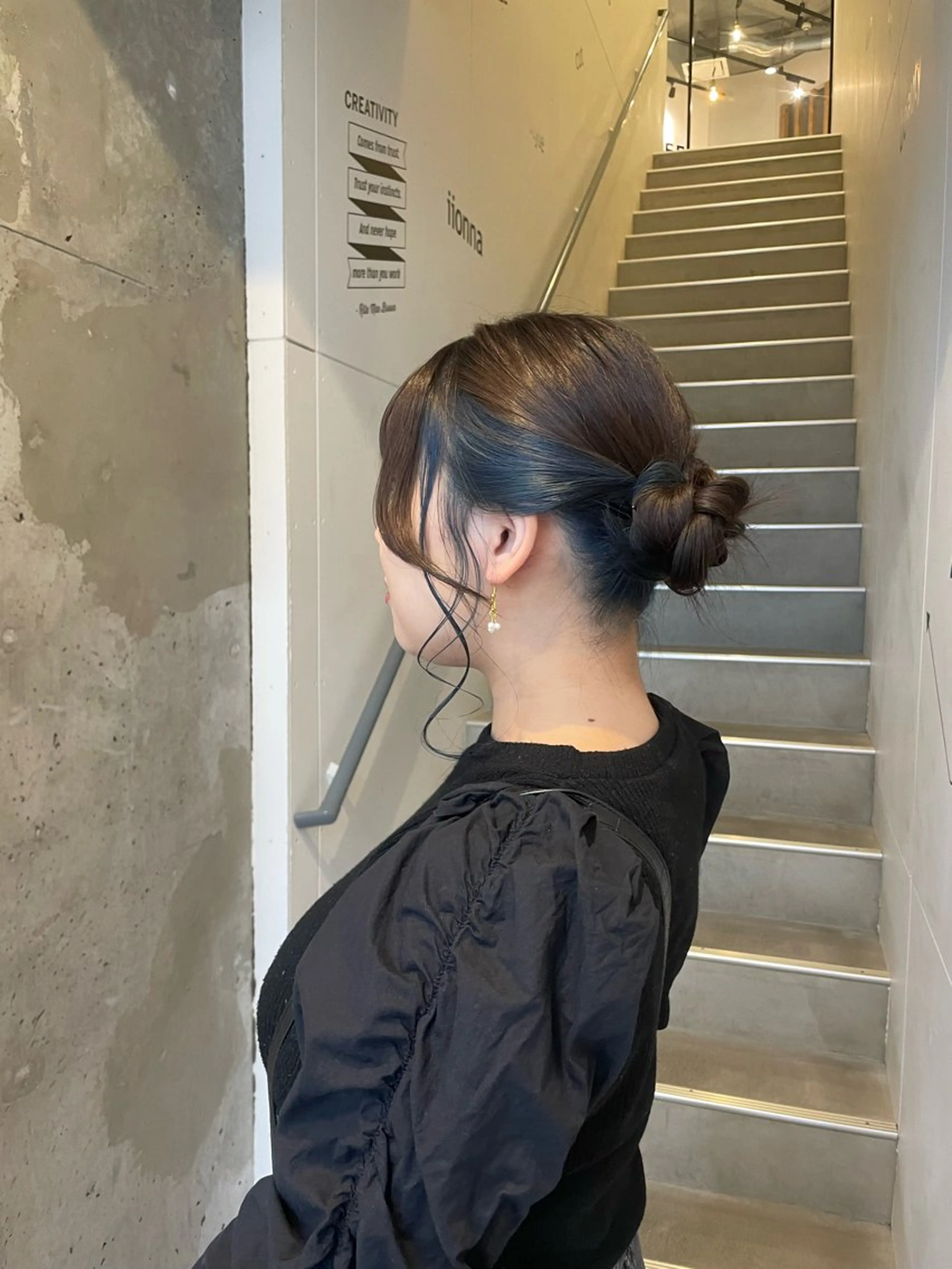 カラー ヘアアレンジ お団子ヘア ブリーチ ブルーカラー カット ヘアカラー 久保田 千尋のヘアスタイル