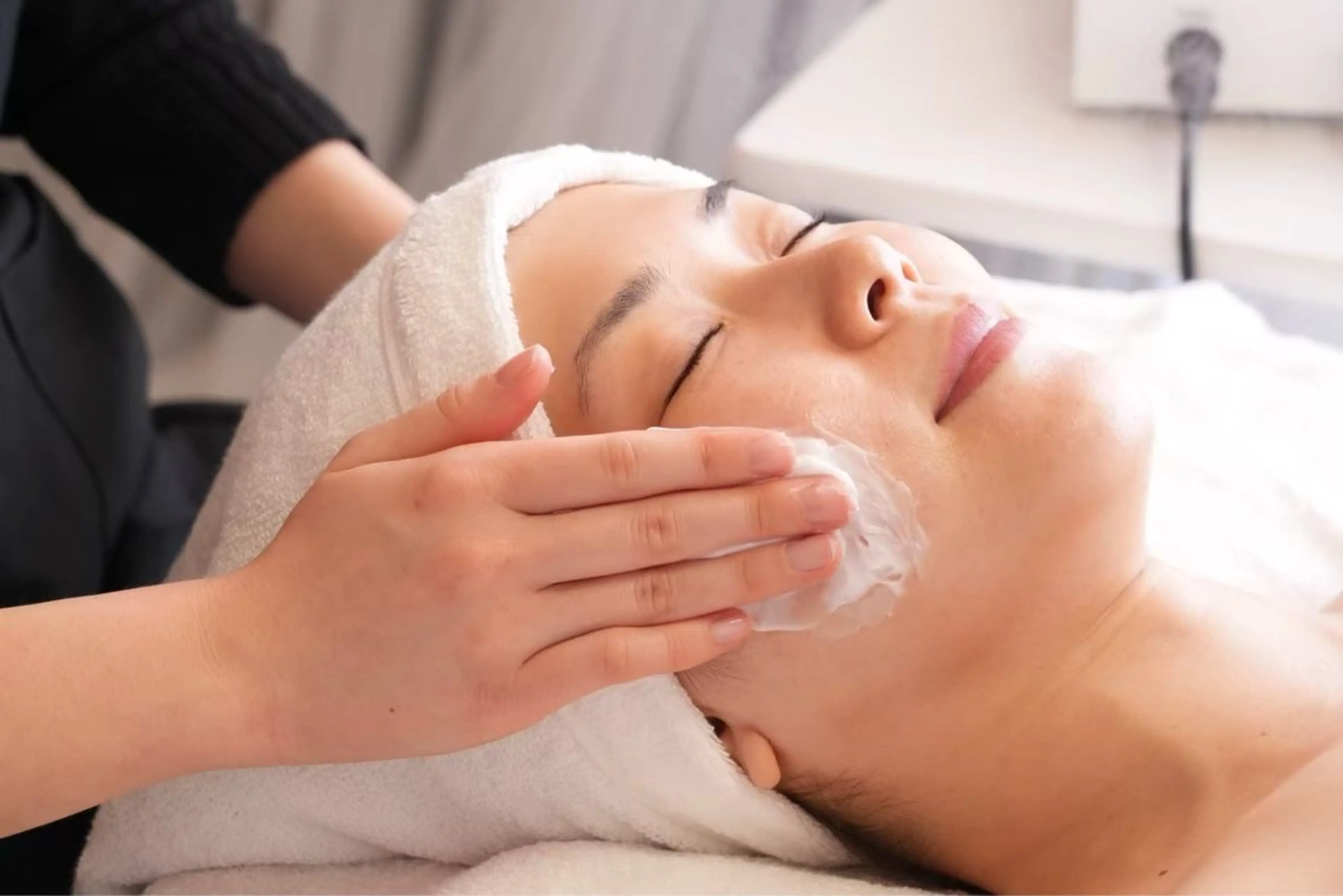 根こそぎ汚れOFF！ぺりぺり快感のピールオフで毛穴の奥からクリアな素肌への写真