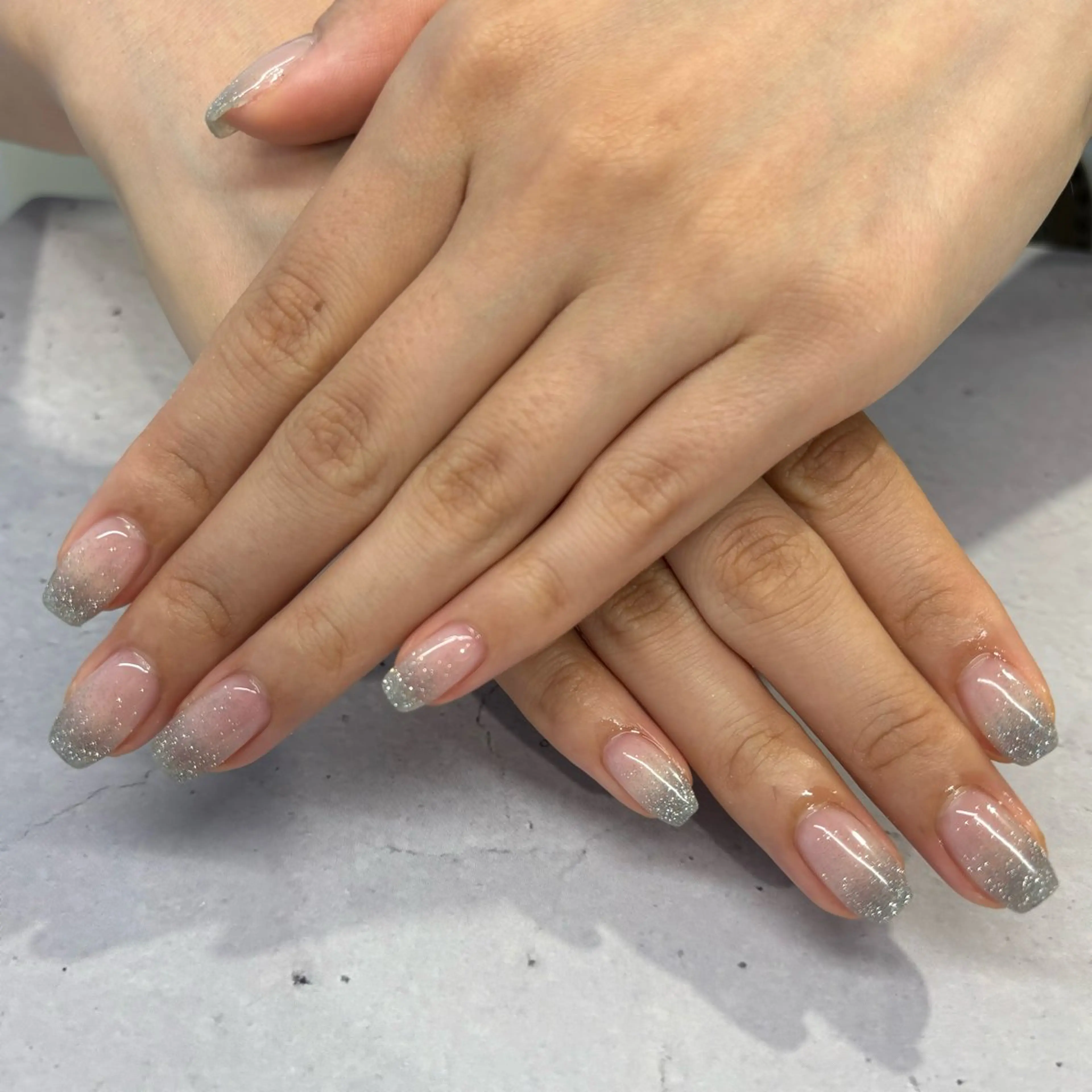ネイル フラッシュネイル ラメ(グリッター) ラメグラデーション シルバー ハンドネイル 荒巻 めいのネイルデザイン