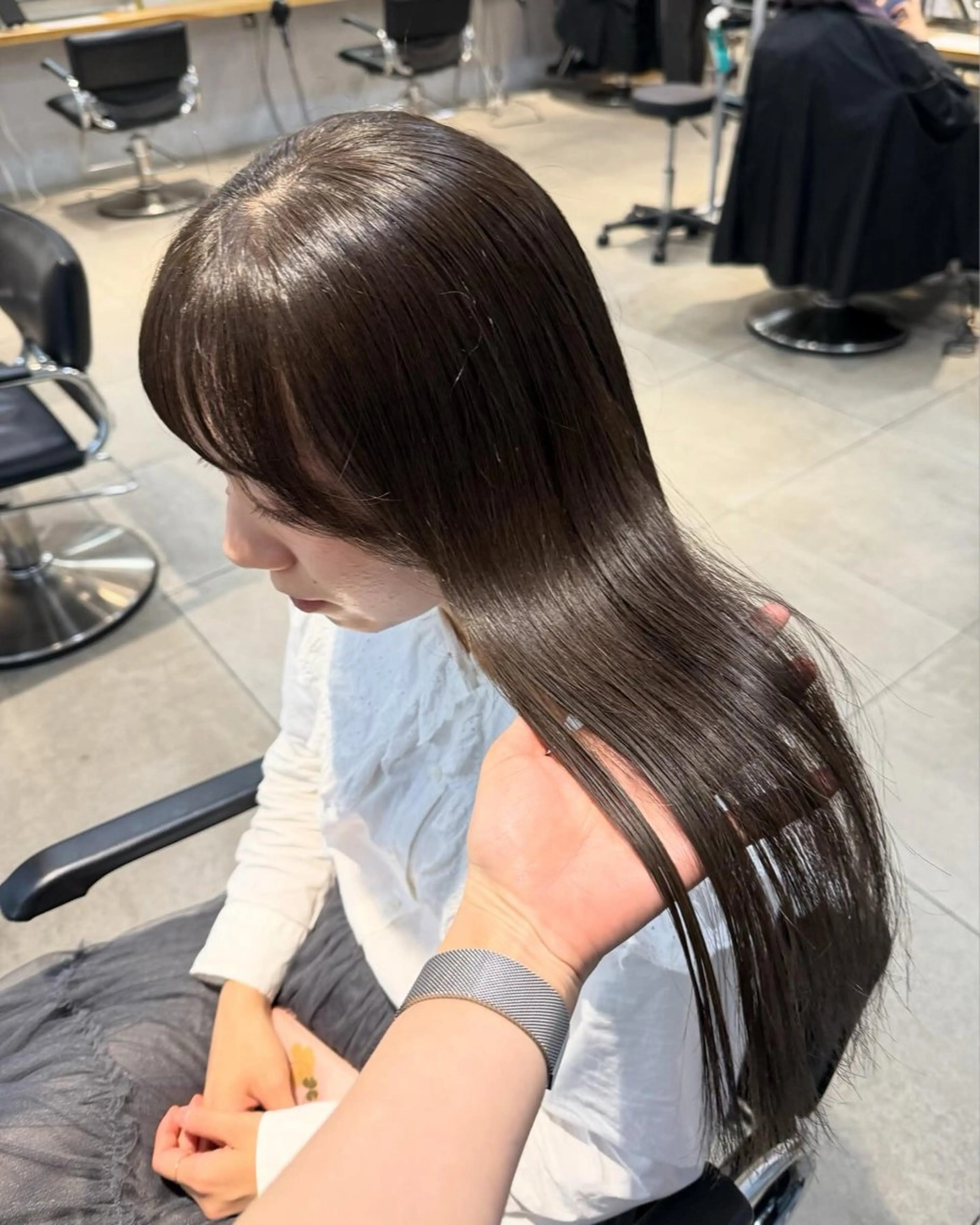 ロング カラー ミルクティー× グレージュMOMOのヘアスタイル