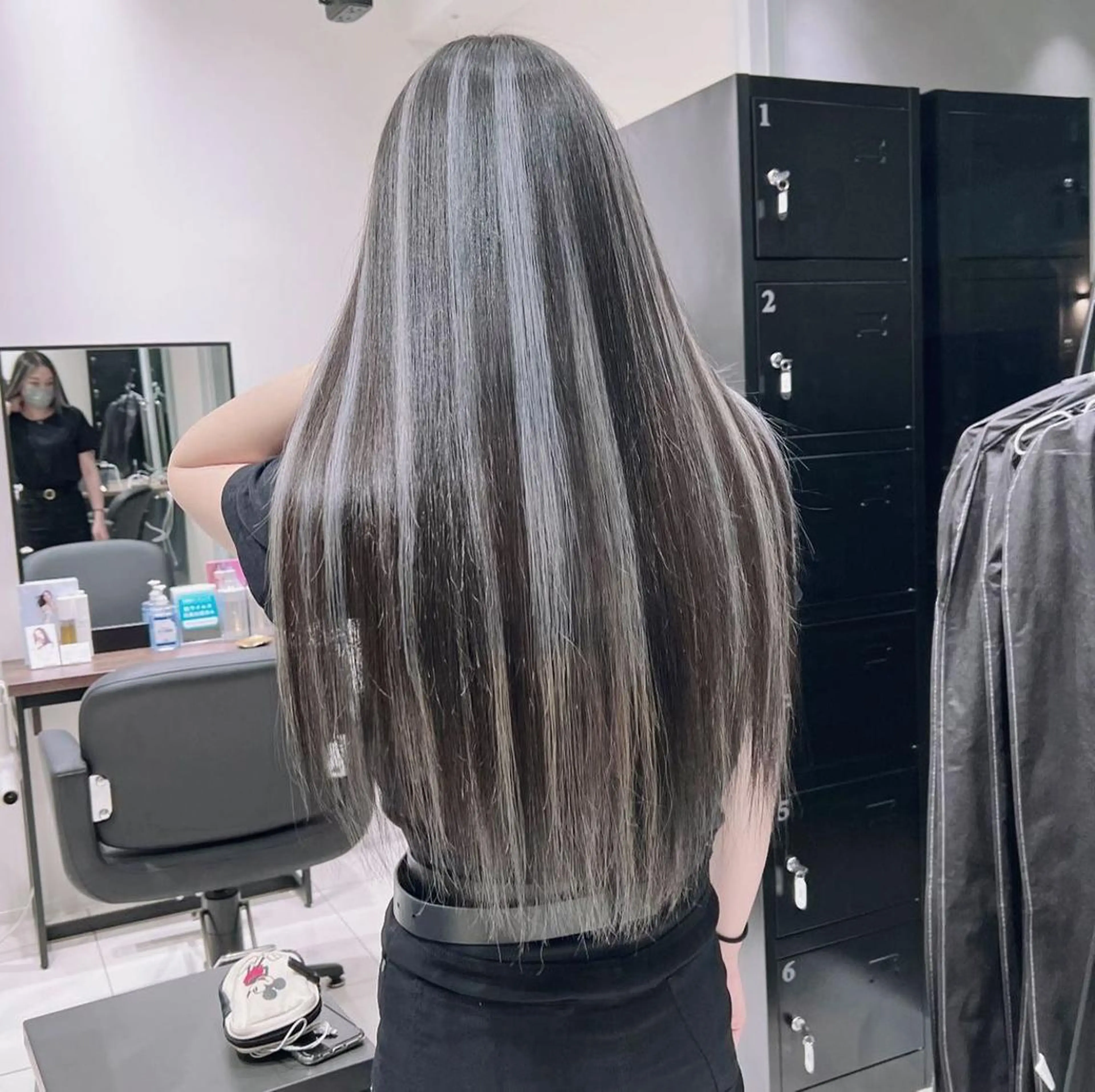 ロング カラー ブリーチ ケアブリーチ ハイライトカラー ハイライト ヘアカラー オフホワイトアンドなんば所属・福西 洋斗のヘアスタイル