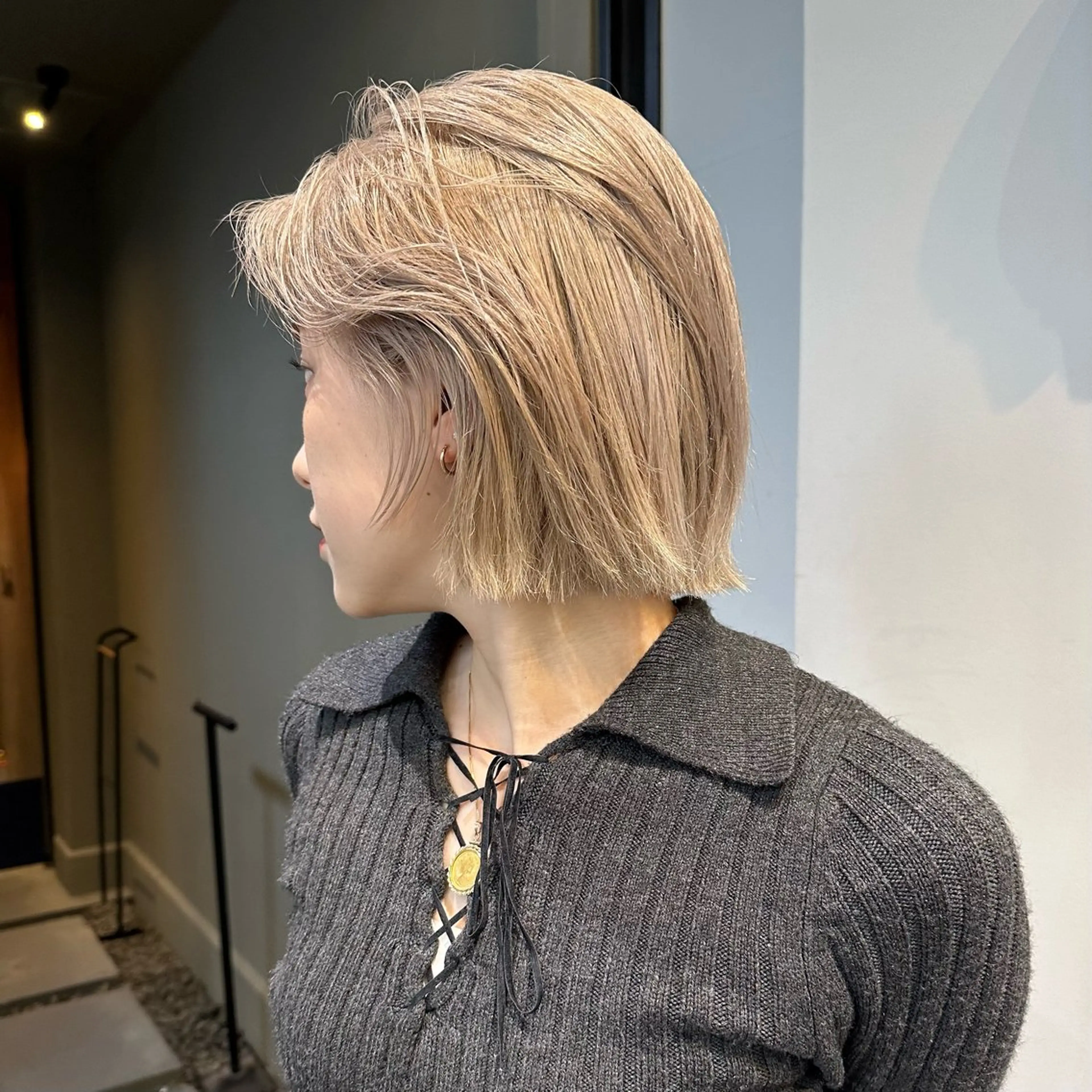 ミディアム ボブ 顔周りカット レイヤーカット KURO 艶カラー レイヤーカットのヘアスタイル