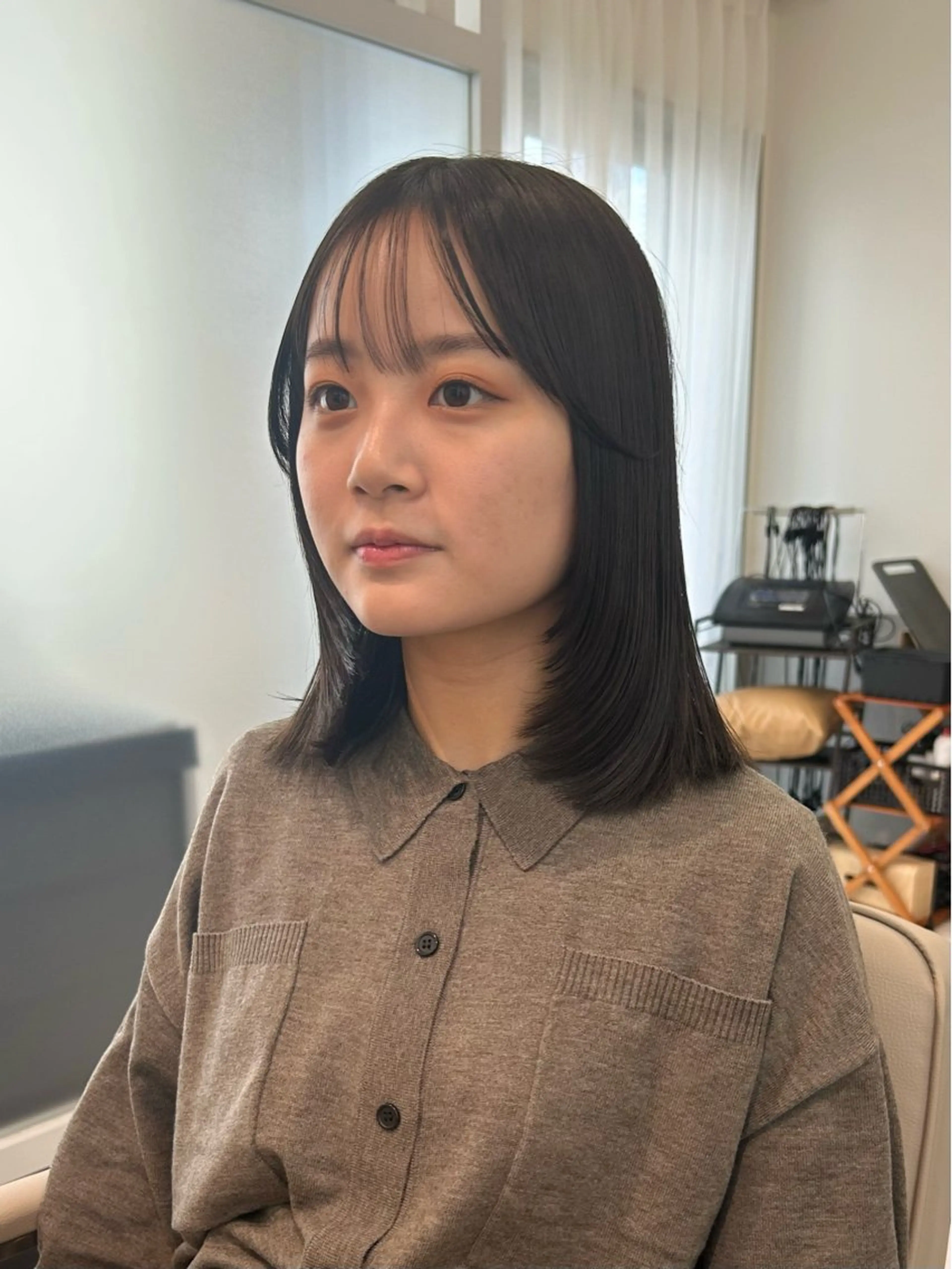 ミディアム 顔周りカット レイヤーカット オリーブ/アッシュ やわらか透明感カラーのヘアスタイル