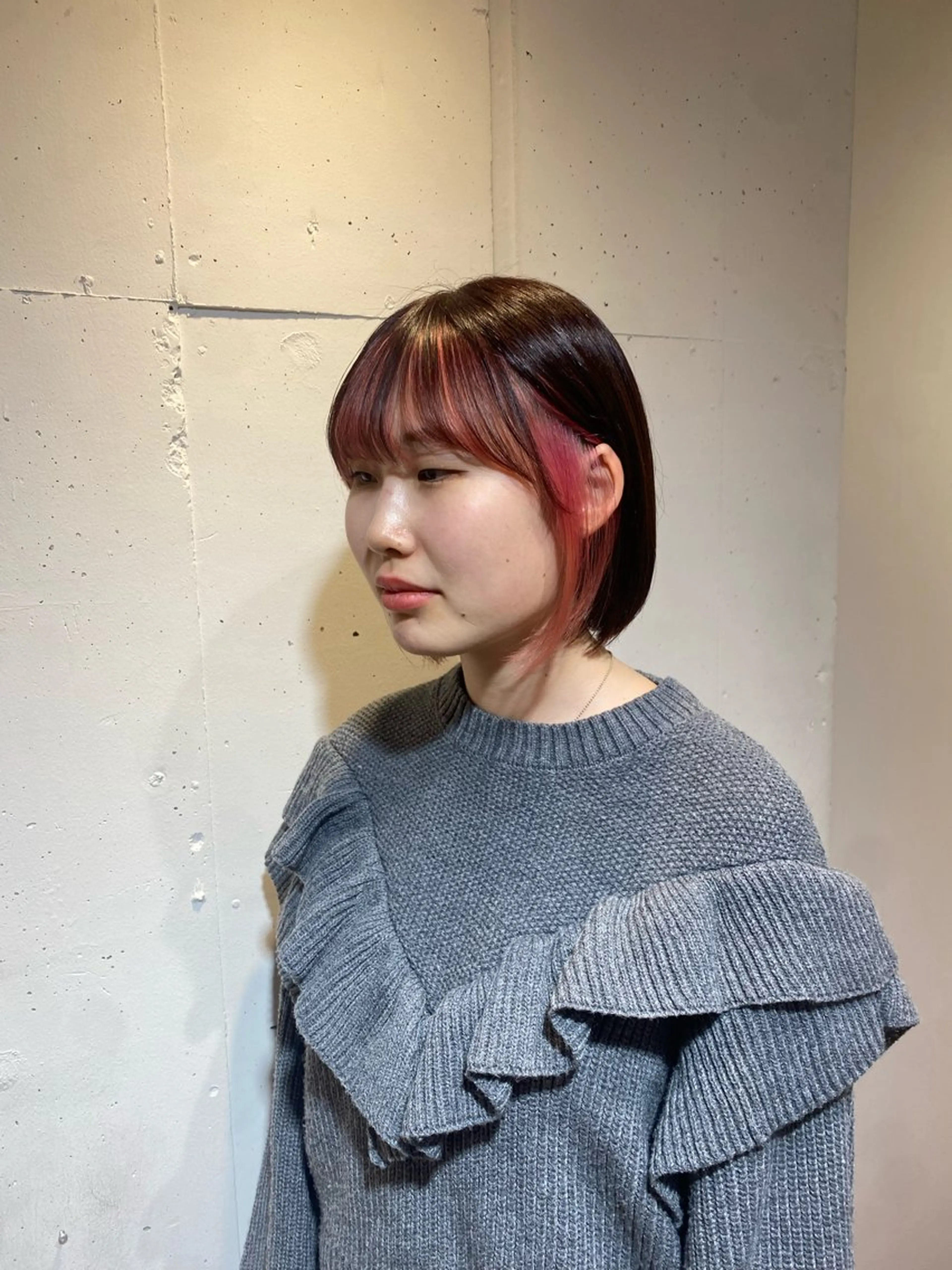 カラー ブリーチ インナーカラー ピンクカラー 岩崎 優のヘアスタイル