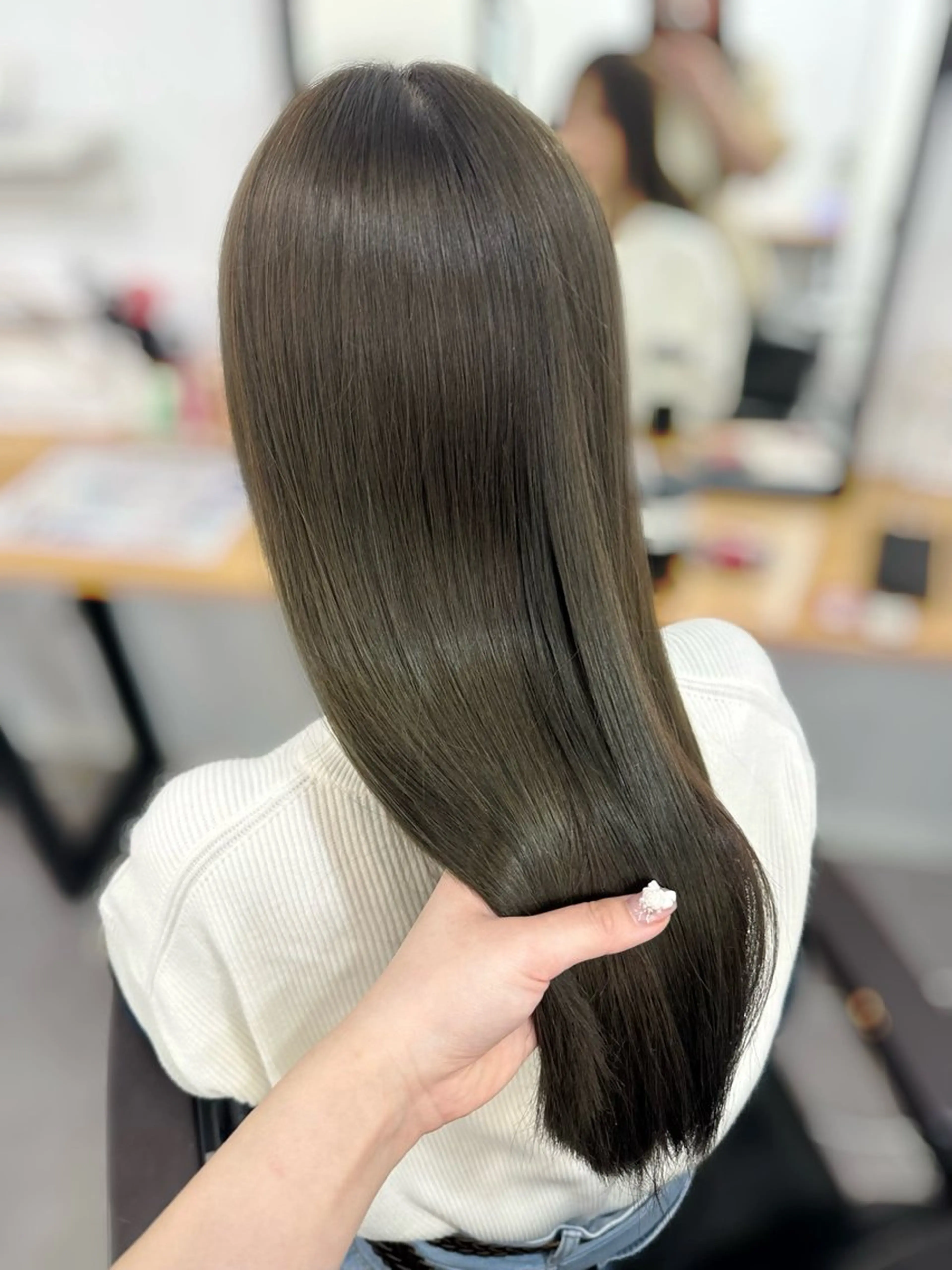 ロング カラー 透明感カラー グレージュ オリーブグレージュ オリーブグレー 木村 美紅のヘアスタイル