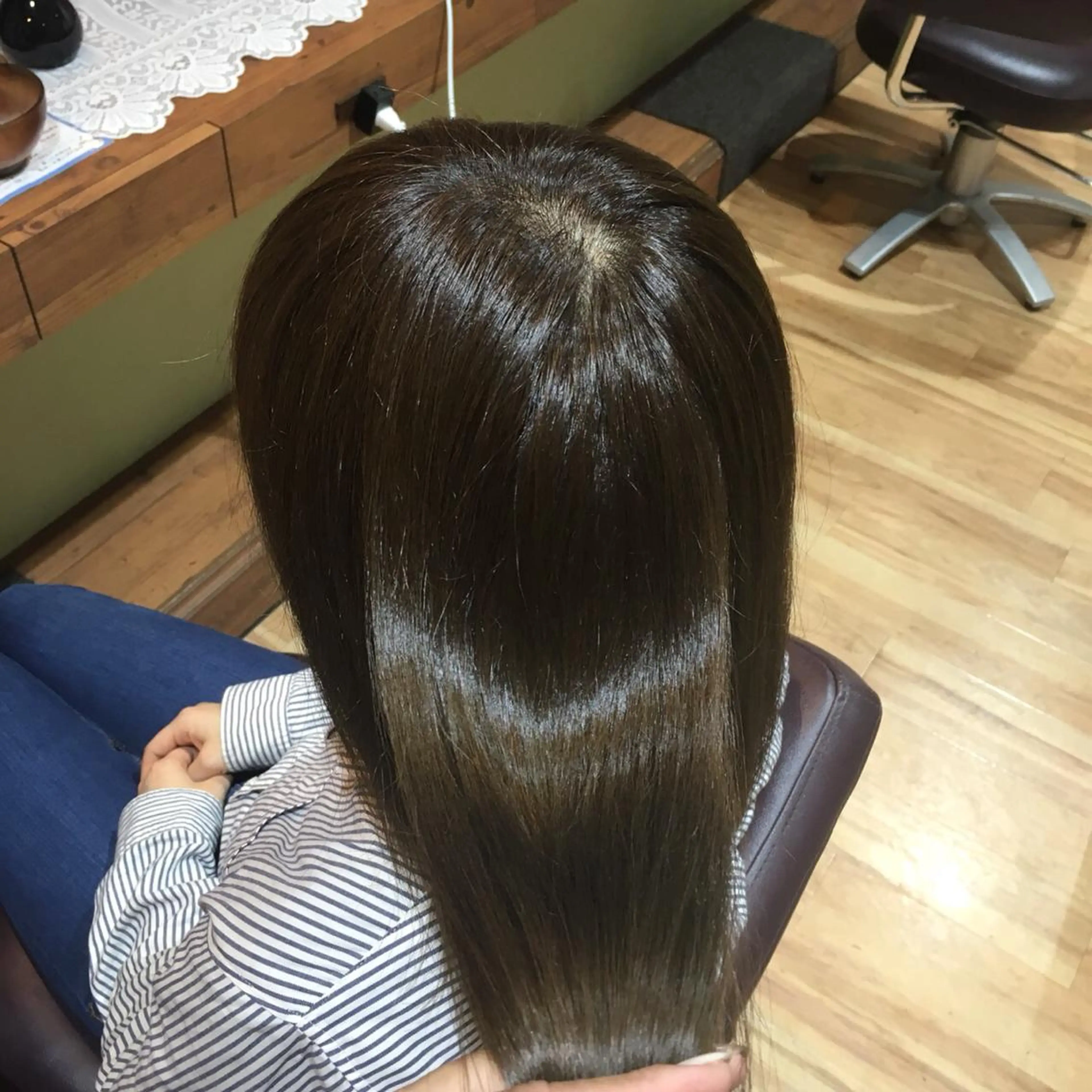 カラー esse大阪茶屋町店所属・レイヤーカット 新井田陽寿のヘアスタイル