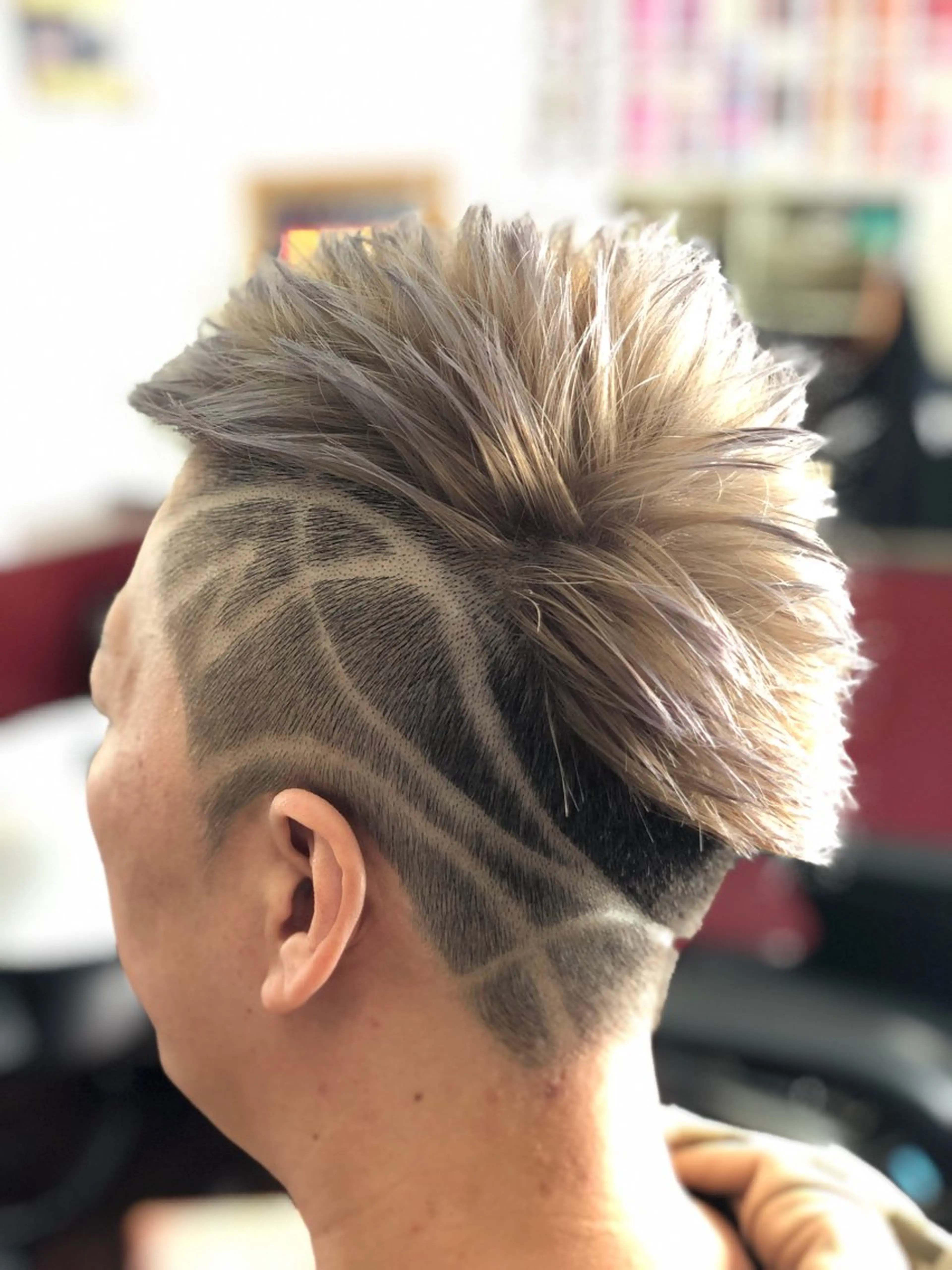 ショート カラー メンズ フェードカット メンズハイトーン スキンフェード ハイトーンカラー 早川 太貴のヘアスタイル