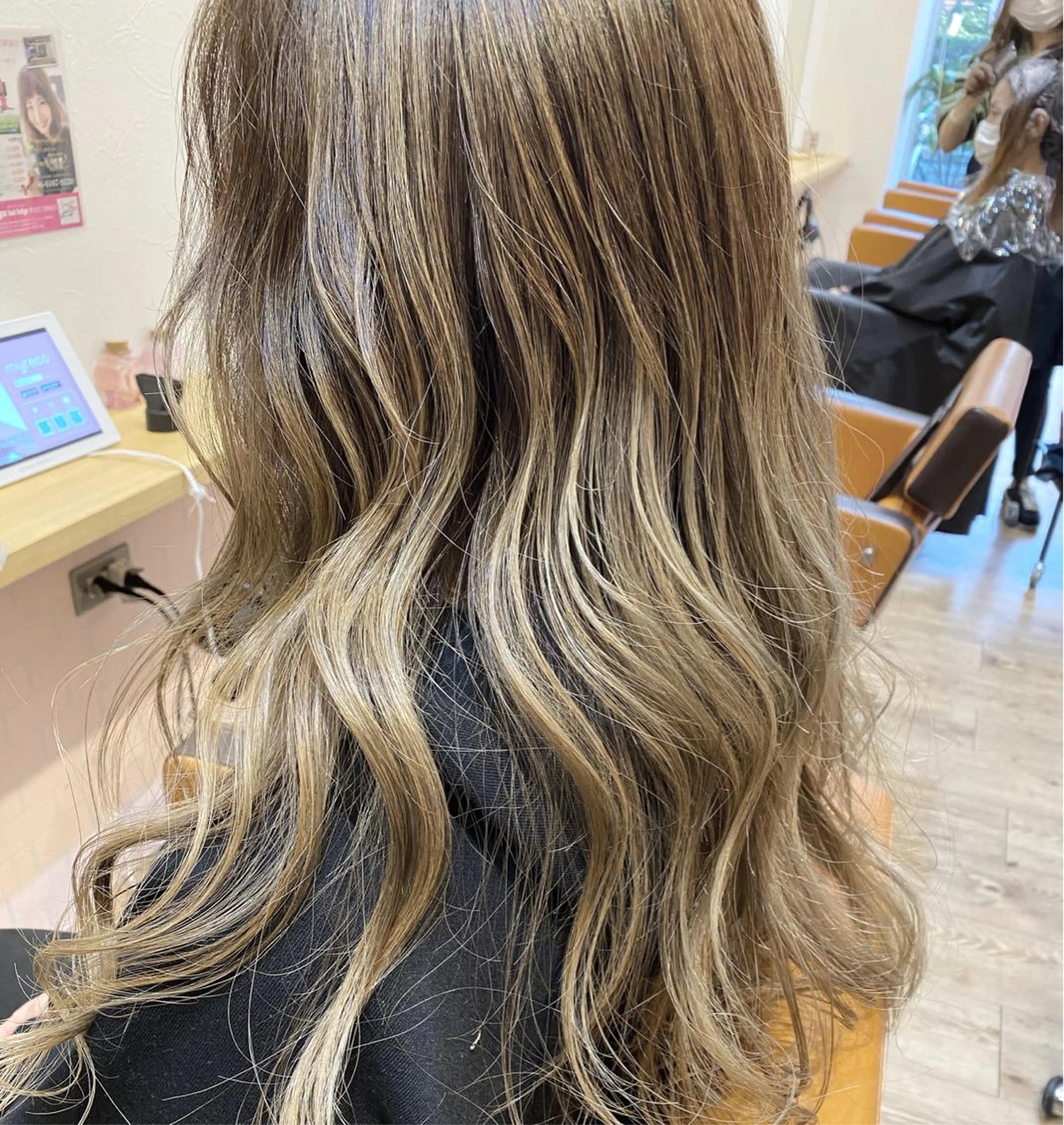 セミロング ハイライト 髪質改善 縮毛矯正 トリートメント 酸熱トリートメント ヘアカラー トリートメント 中川 勝友のヘアスタイル