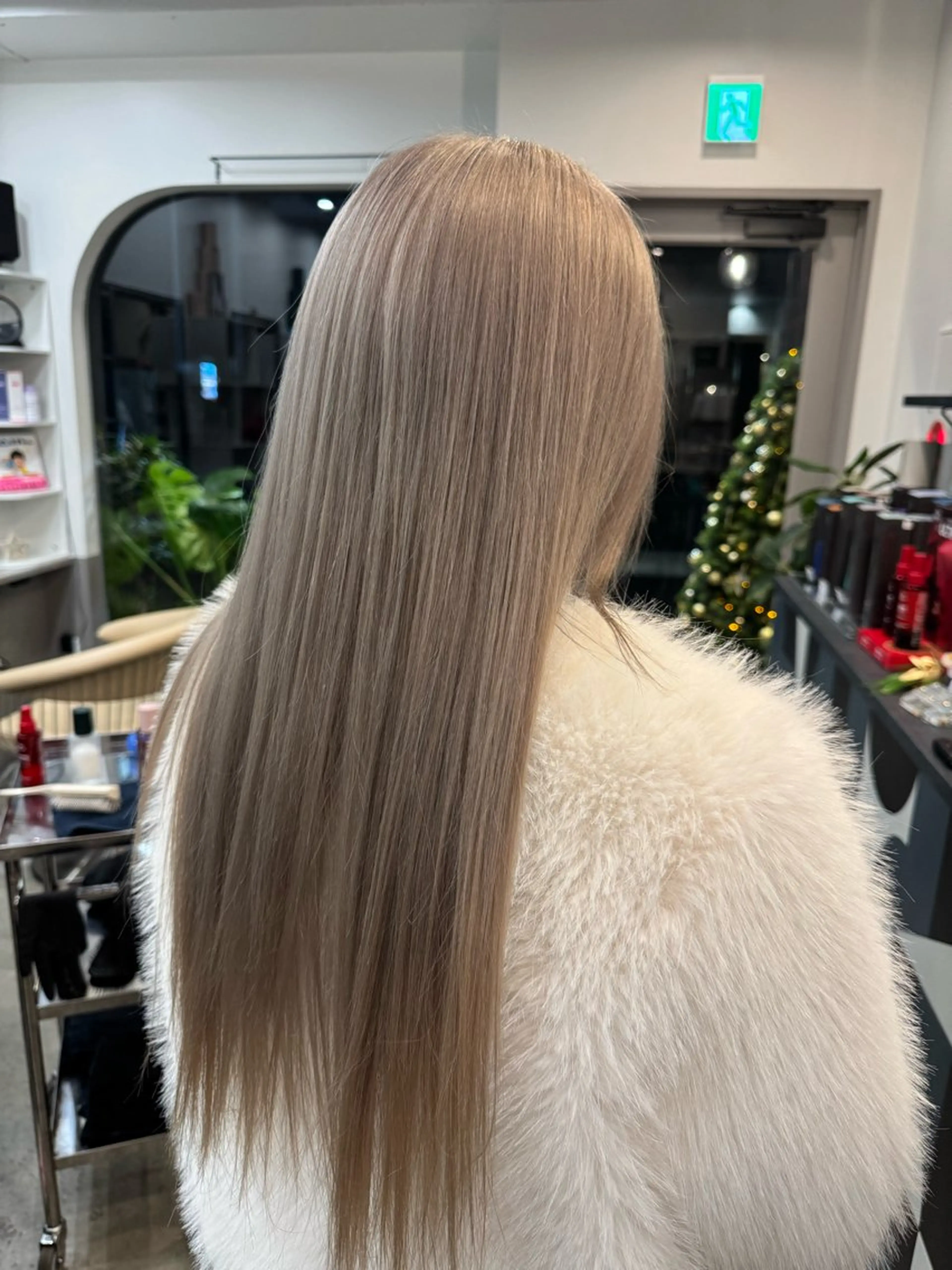 ロング カラー ベージュカラー シルバー ホワイトベージュ ヘアカラー トリートメント dog star 関 海斗のヘアスタイル