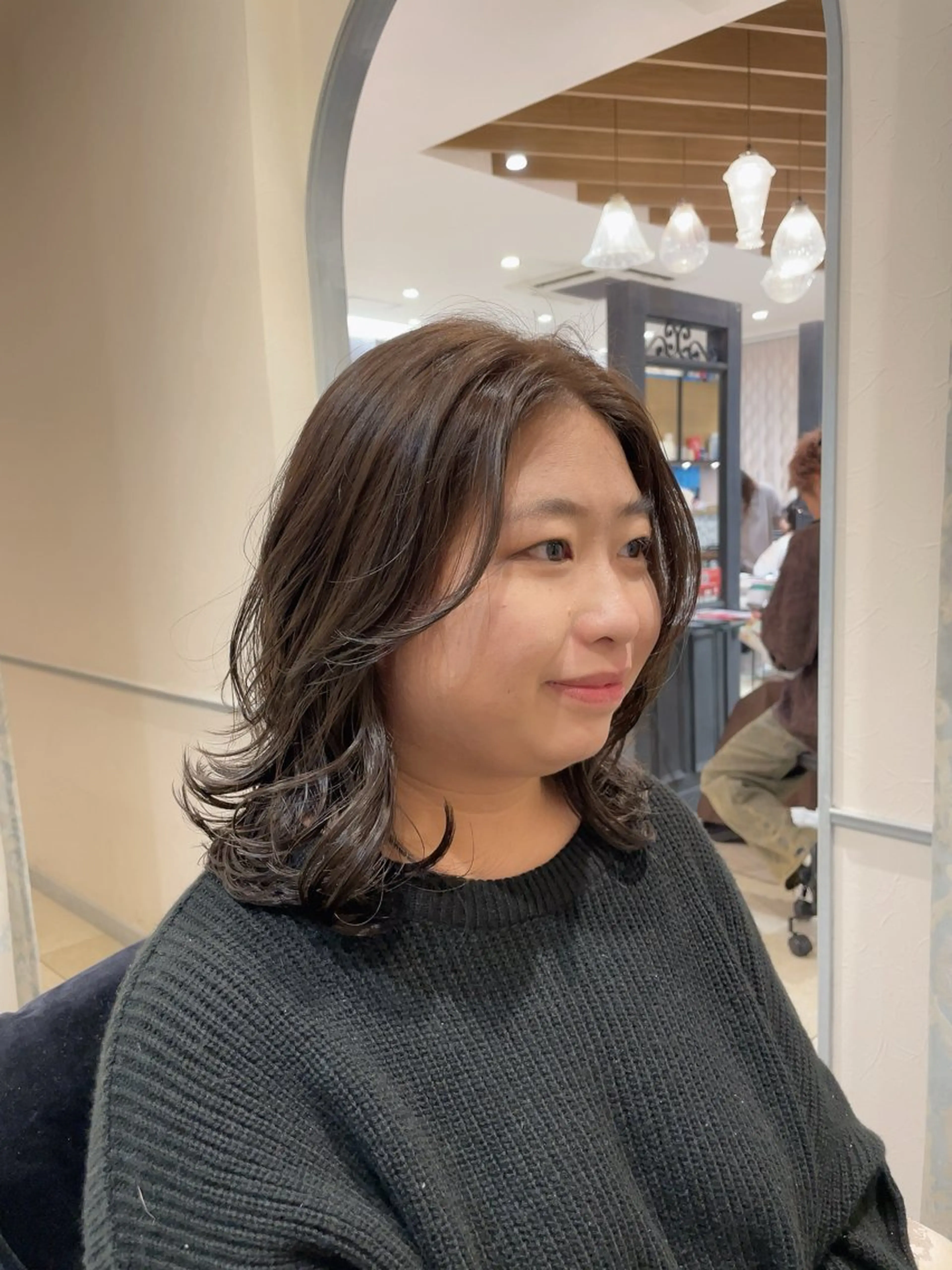 ミディアム カラー オリーブカラー レイヤーカット 立川・くびれミディ 旬なデザインカラーのヘアスタイル