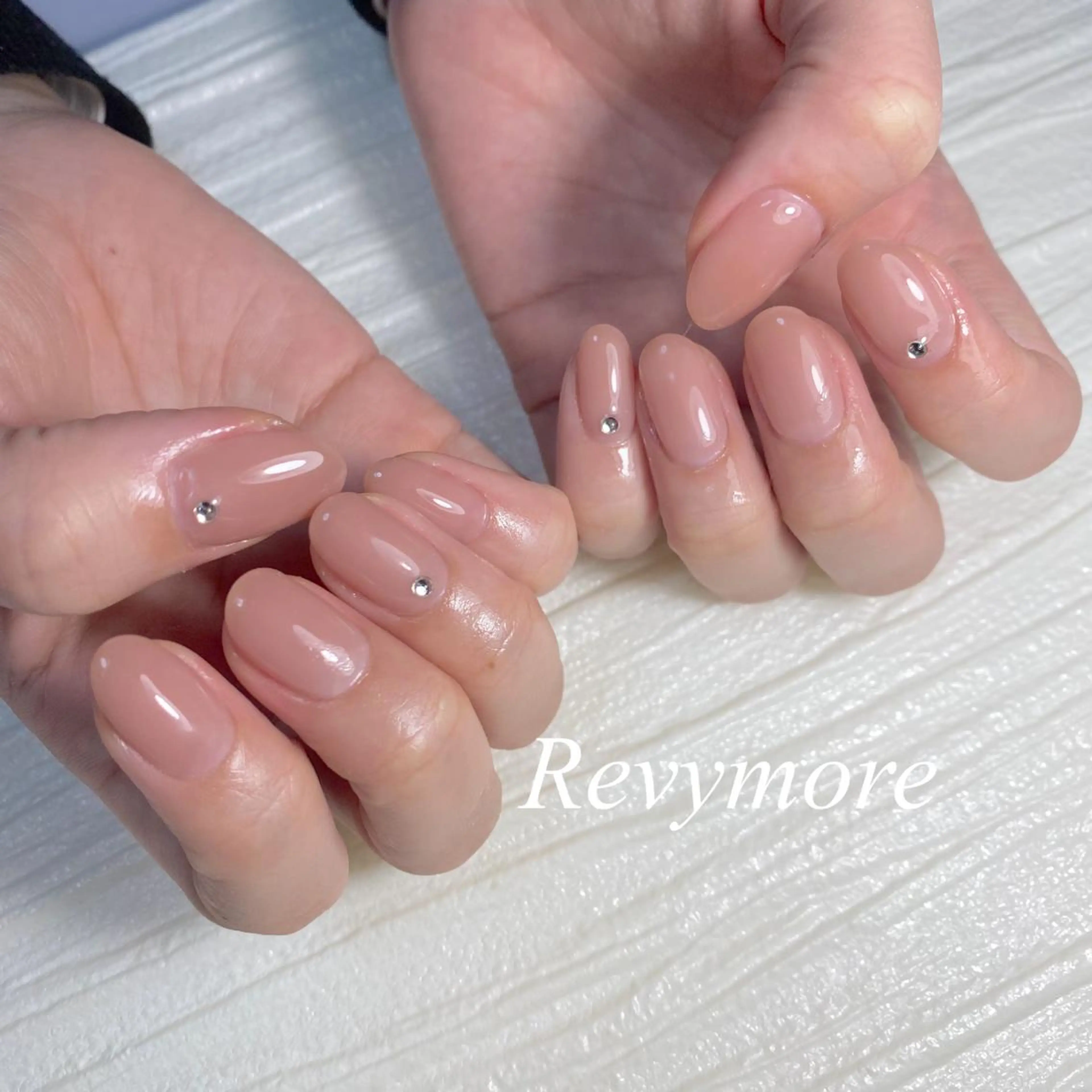 ミディアム ネイル ジェルネイル ニュアンスネイル オフィスネイル ワンカラーネイル シンプルネイル nail salon Revymoreのネイルデザイン