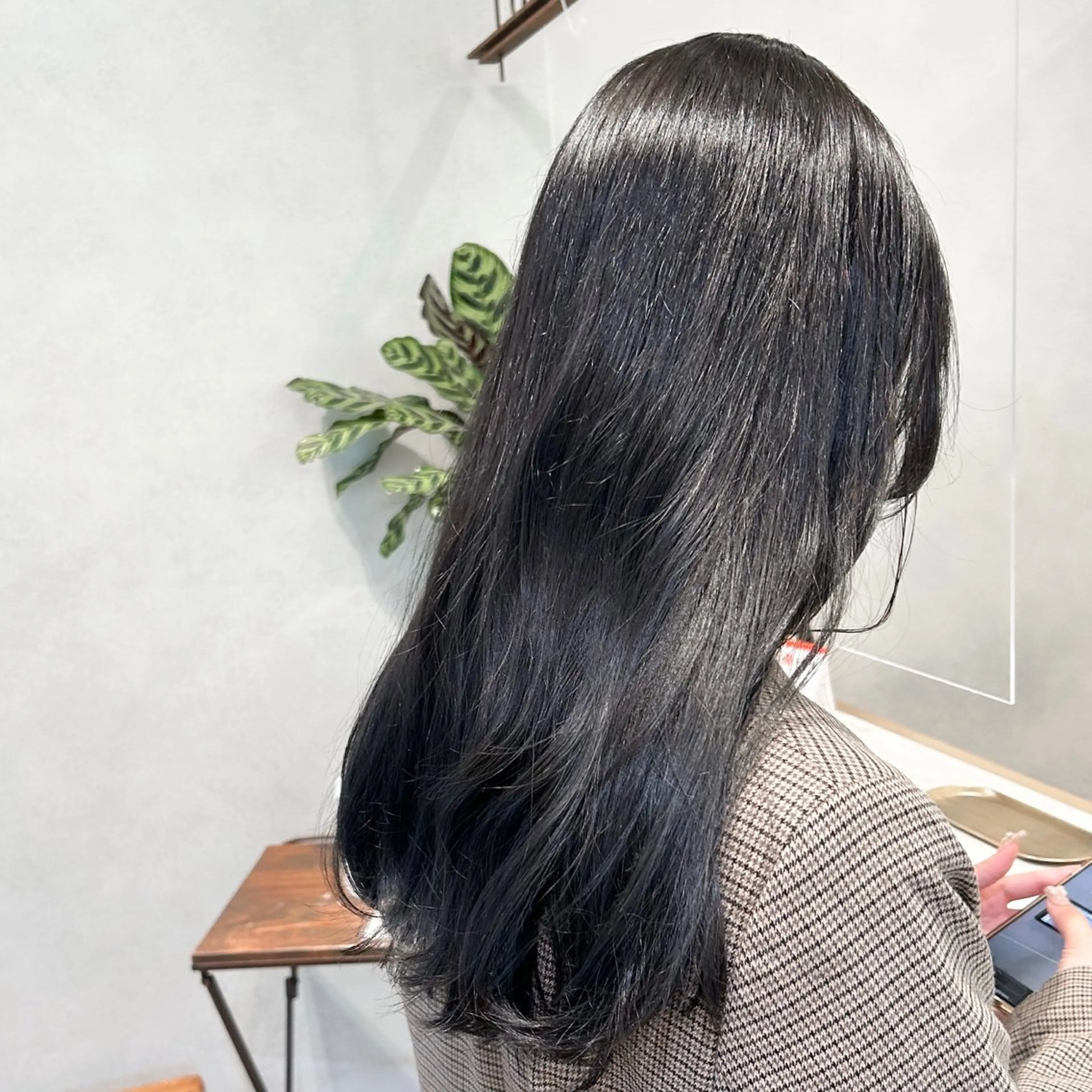 ロング カラー 黒髪 ブリーチ ブルーカラー ブルーブラック 透明感カラー 艶透明感カラー/ ルーズパーマ/田中のヘアスタイル