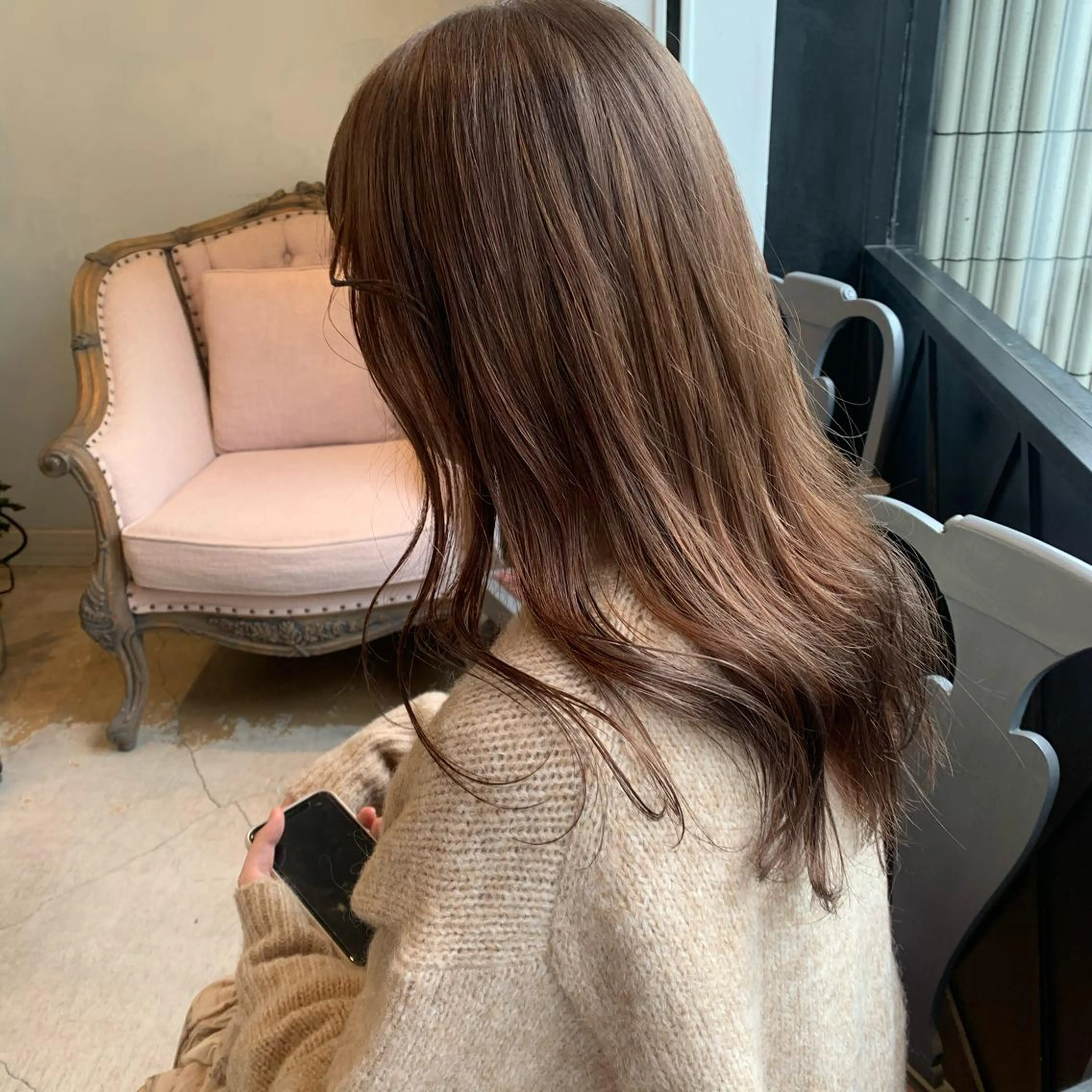 ロング SAKINO． ベージュカラーのヘアスタイル
