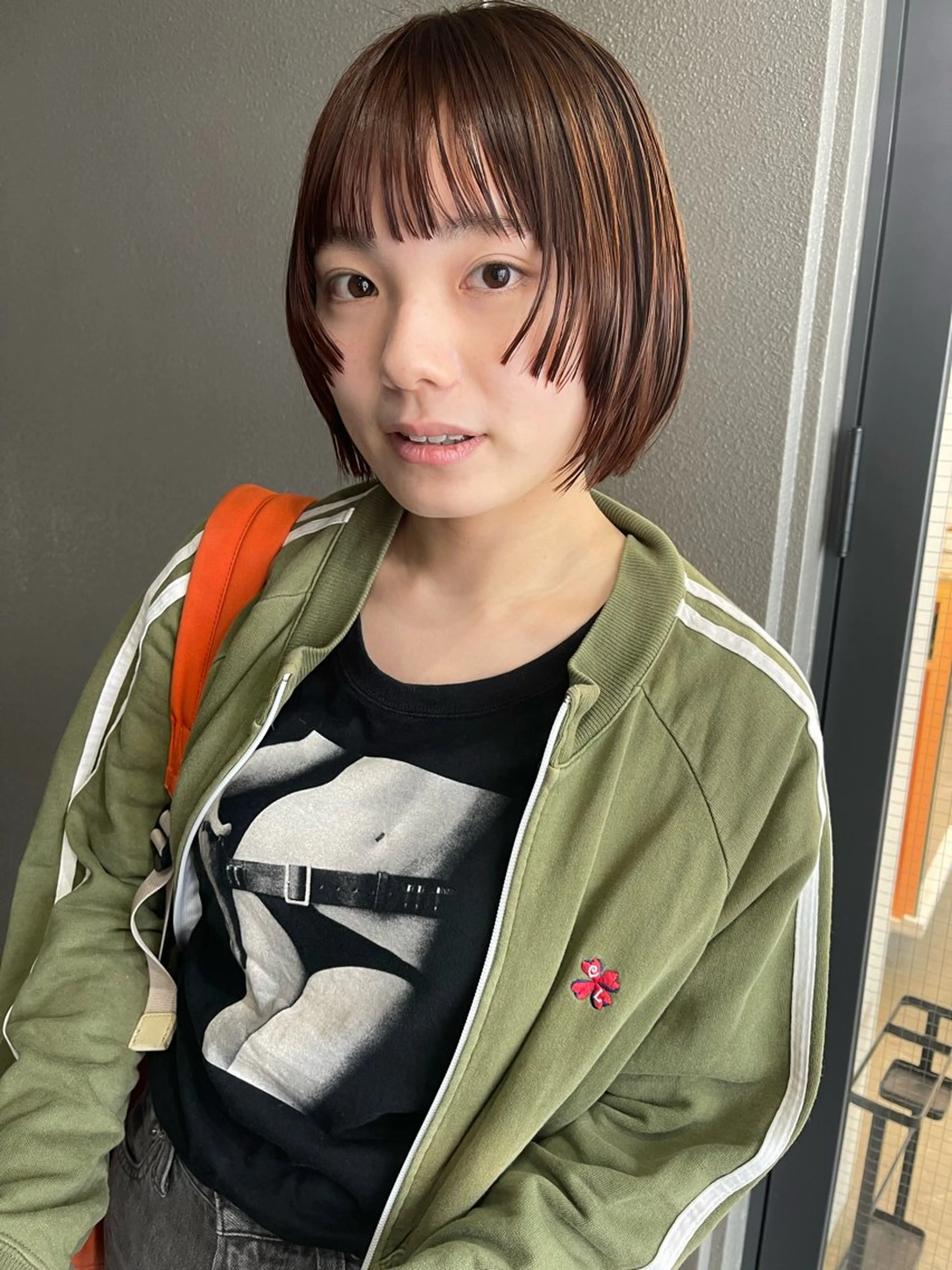 ショート カラー カット ヘアカラー トリートメント 💓パーマ，💗 レイヤーカットのヘアスタイル