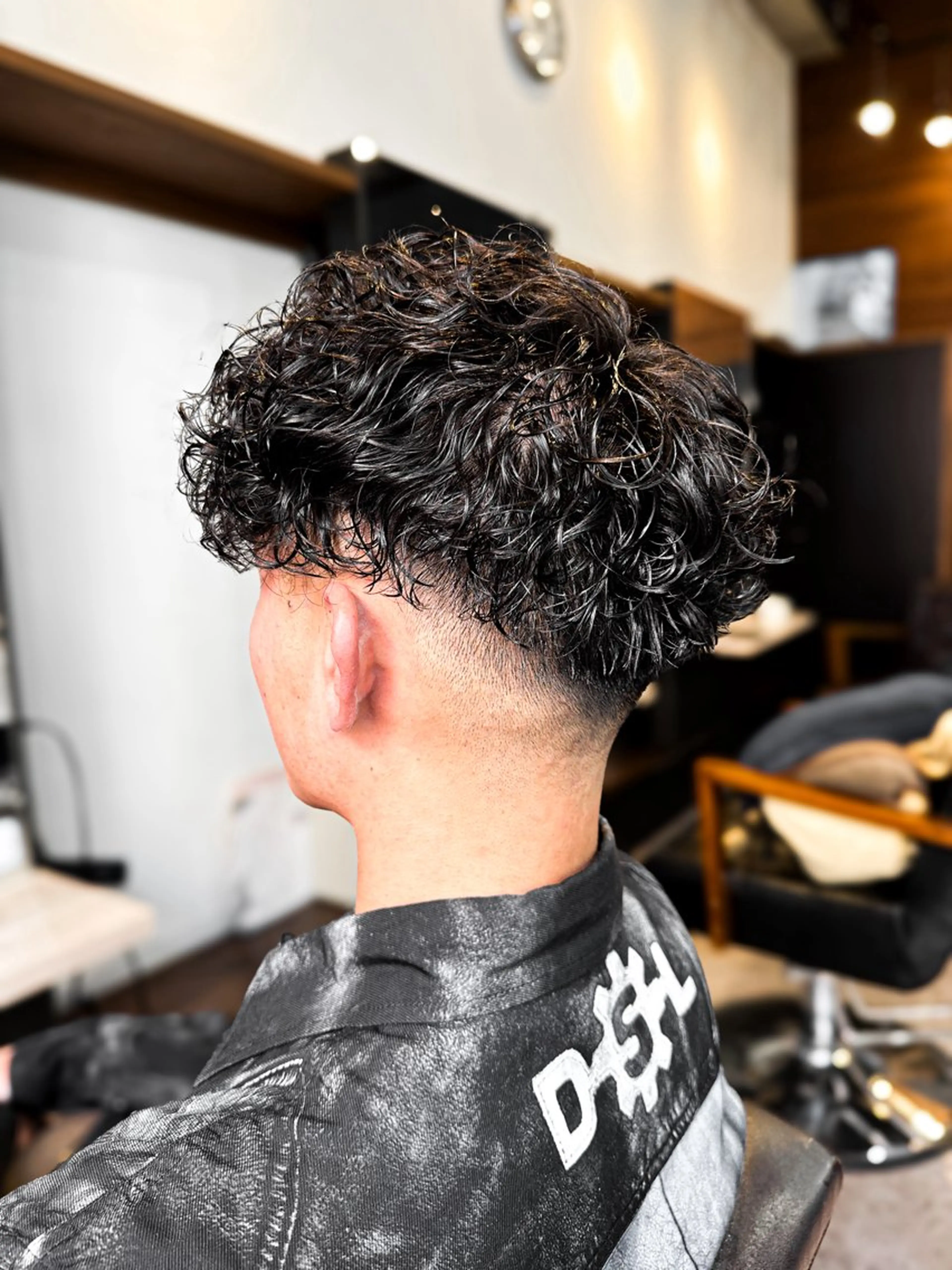 パーマ メンズ フェードカット メンズパーマ スキンフェード スペインカール カット パーマ ブリーチカラー🔥 パーマ【佐々木凌平】のヘアスタイル