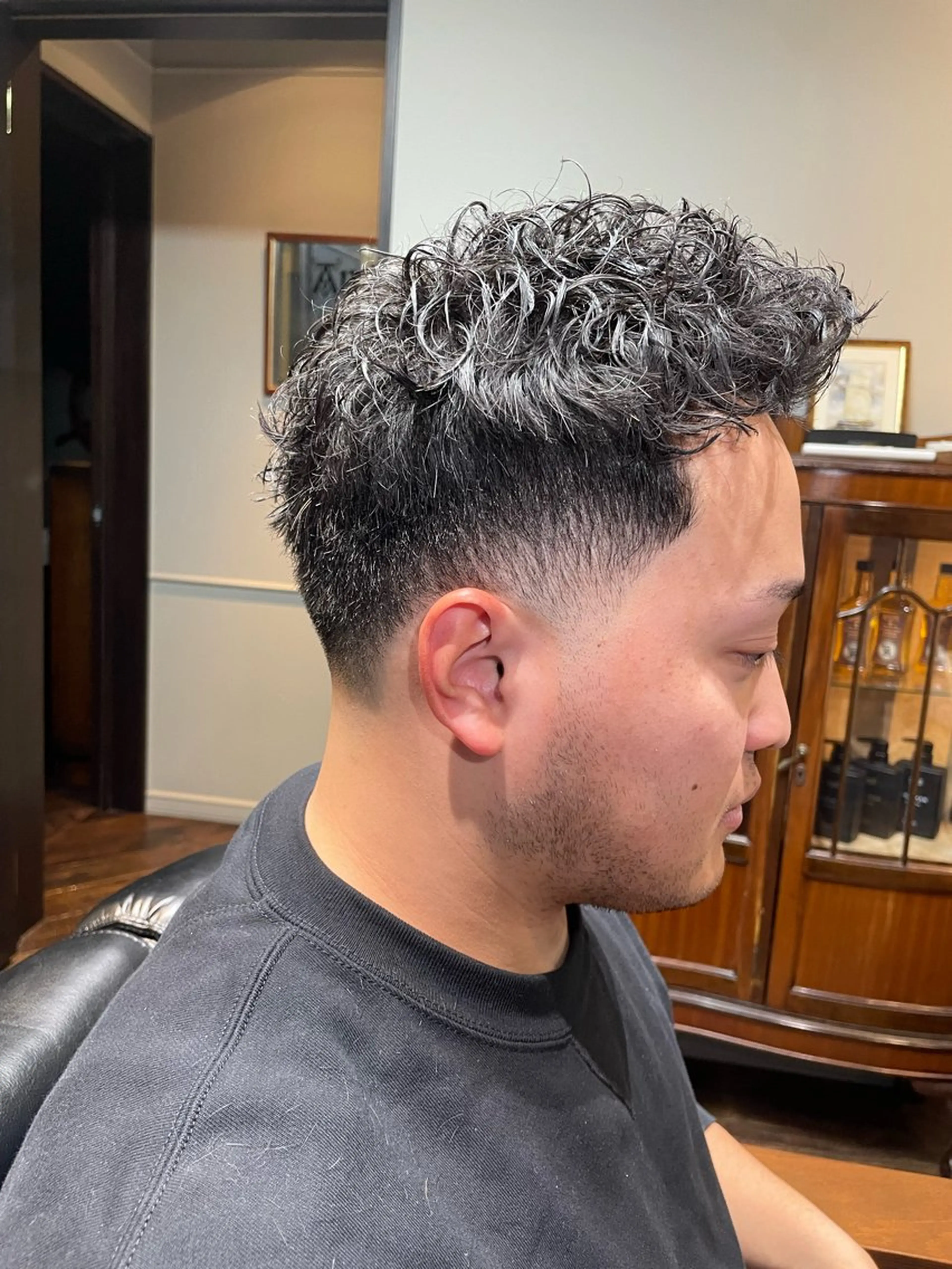 ショート パーマ メンズ フェードカット メンズパーマ 西井 義就のヘアスタイル