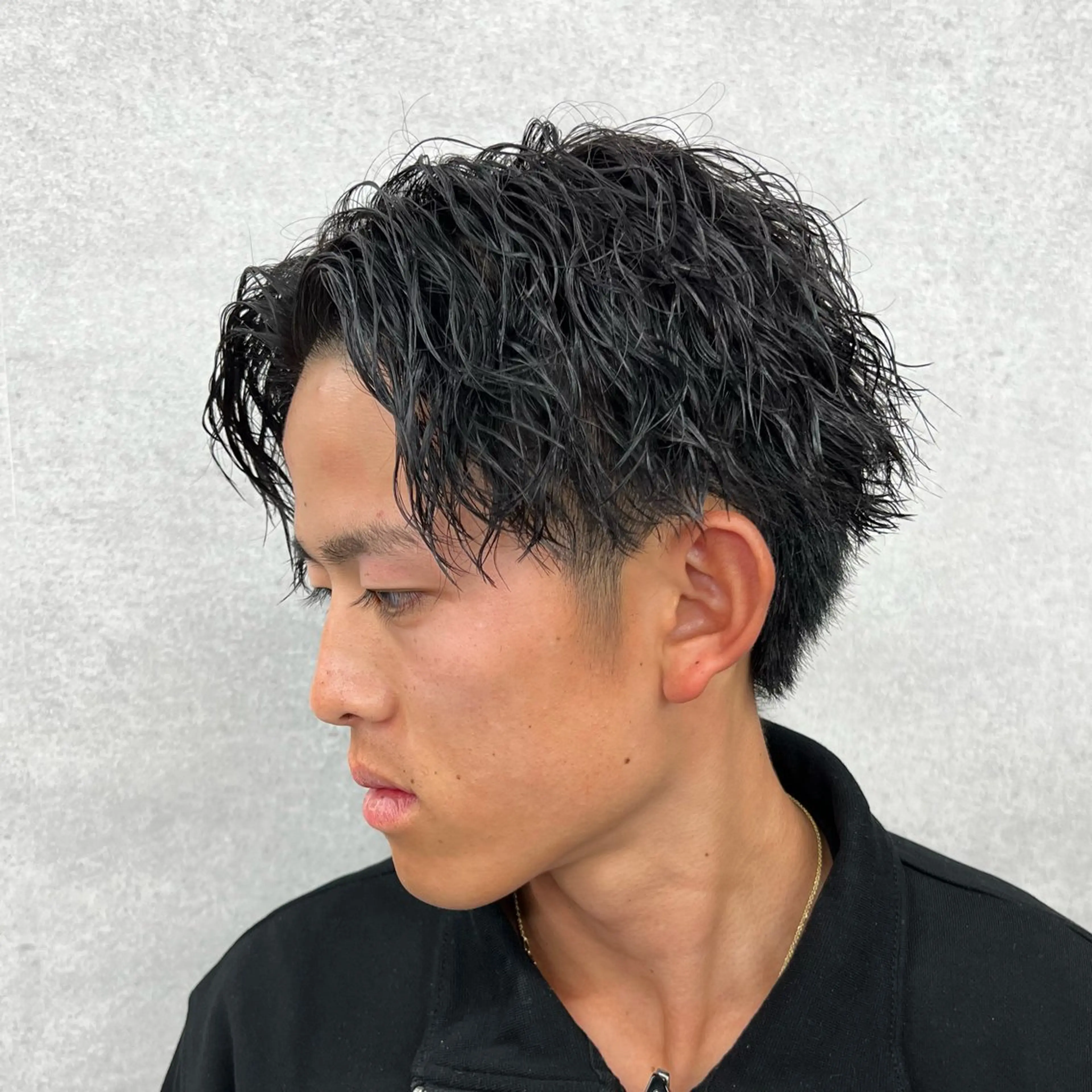 ショート カラー パーマ ヘアアレンジ メンズ センターパート メンズハイライト メンズメッシュ マッシュ メンズパーマ カット パーマ トリートメント ヘッドスパ ヘアセット 仕上がり満足度No. 1🔥BLUCK🔥のヘアスタイル