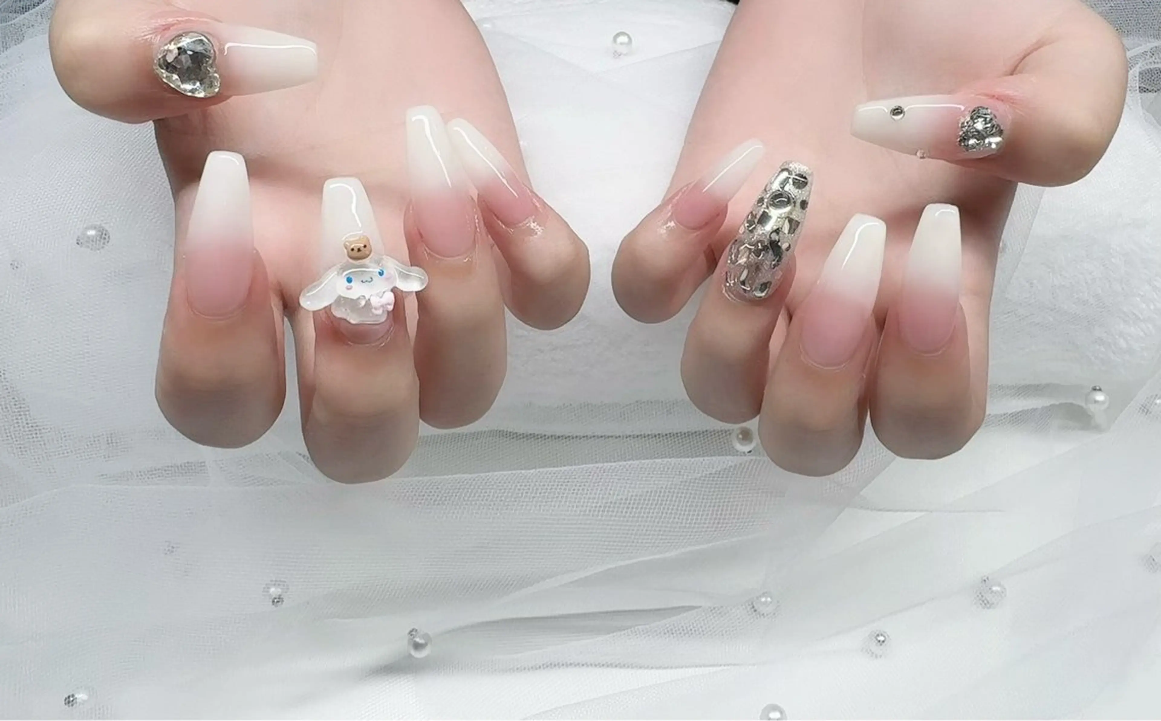 ハンドネイル、チップ長さ出し10本、フレンチ/グラデーションの写真