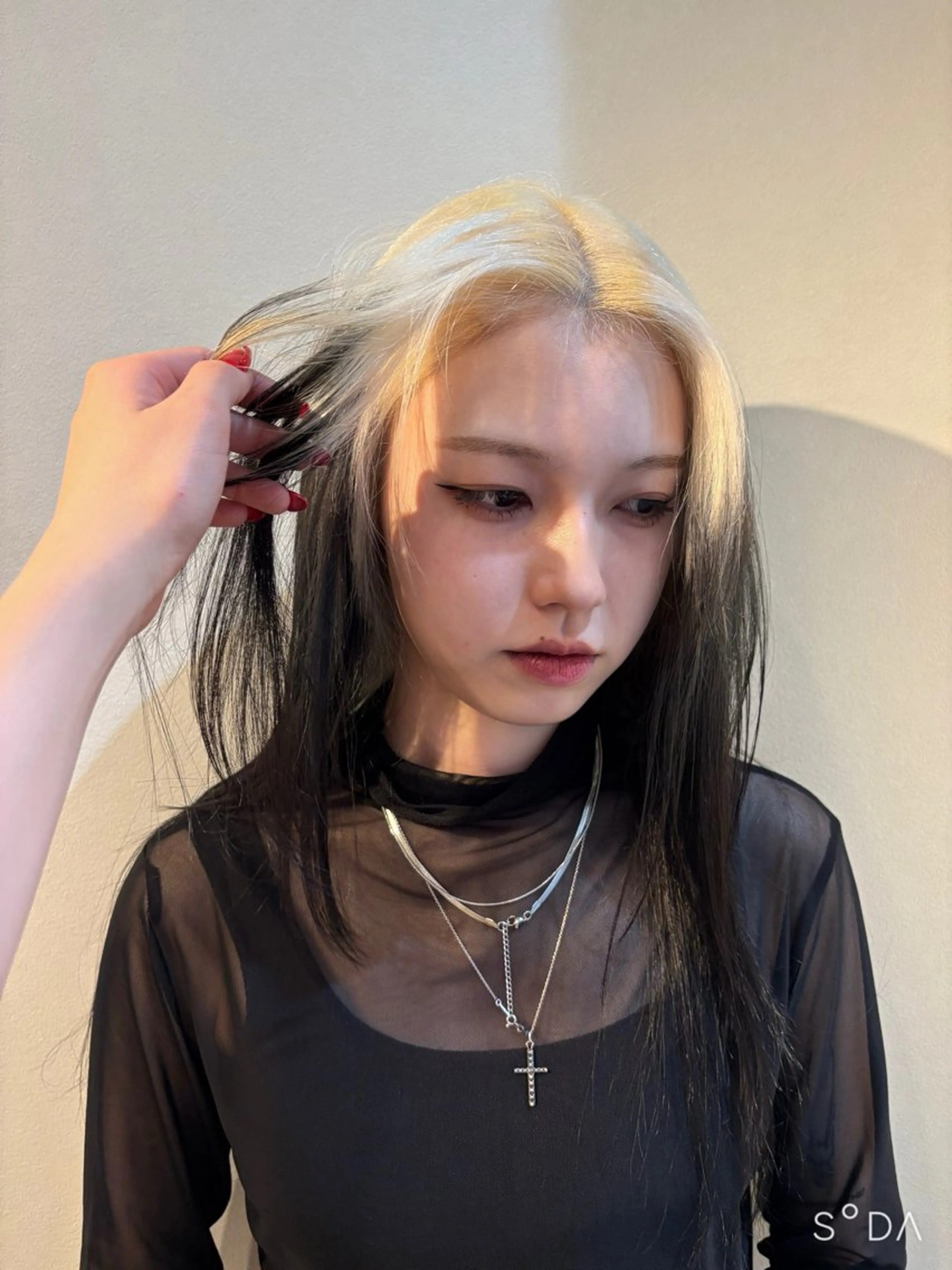 ロング カラー ヘアアレンジ 抜きっぱなしブロンド ブロンド 坂本 エマのヘアスタイル