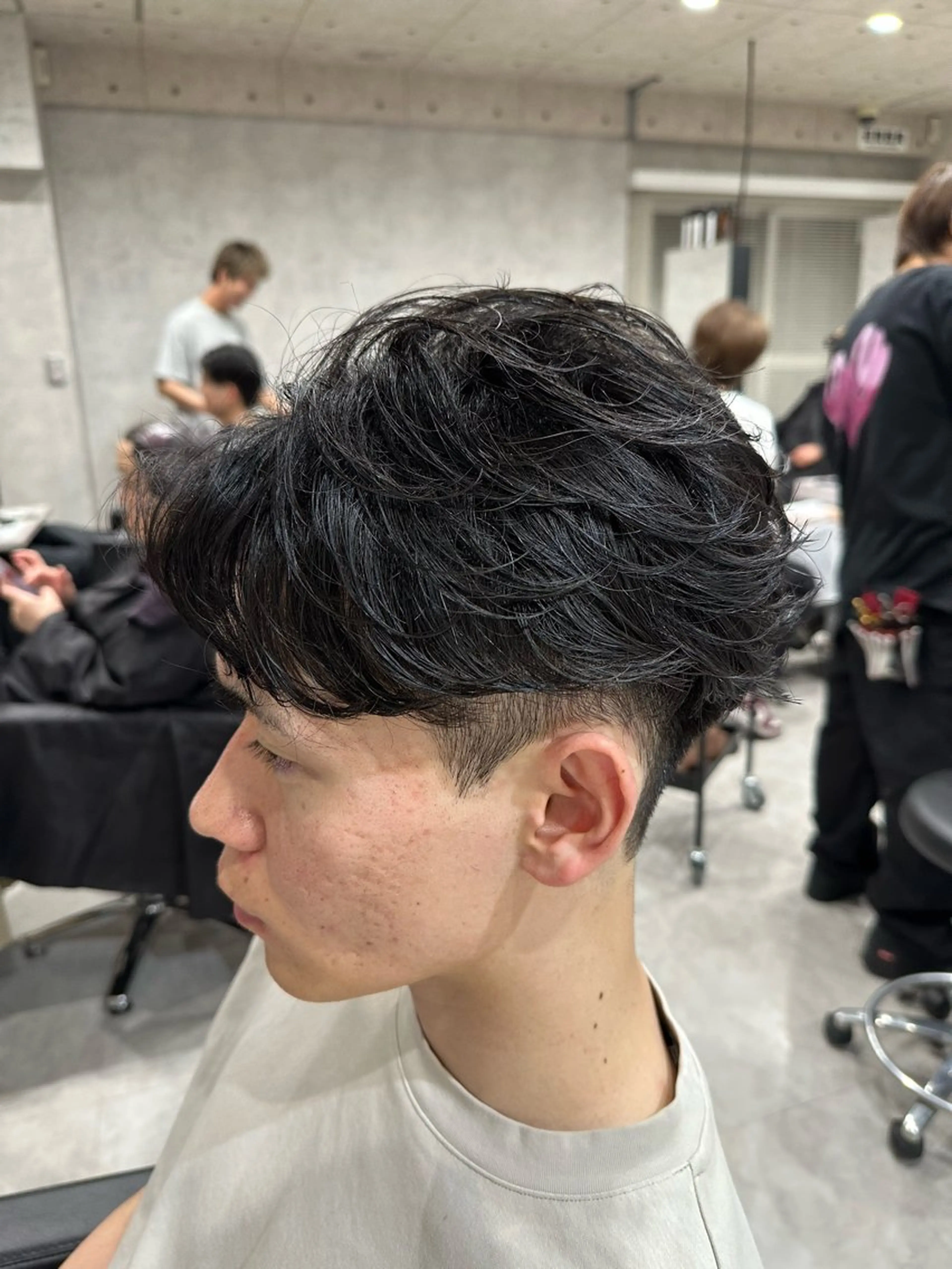 ショート パーマ メンズ フェザーパーマ メンズパーマ 刈り上げ カット パーマ ユウ🪄 パーマ指名No1のヘアスタイル