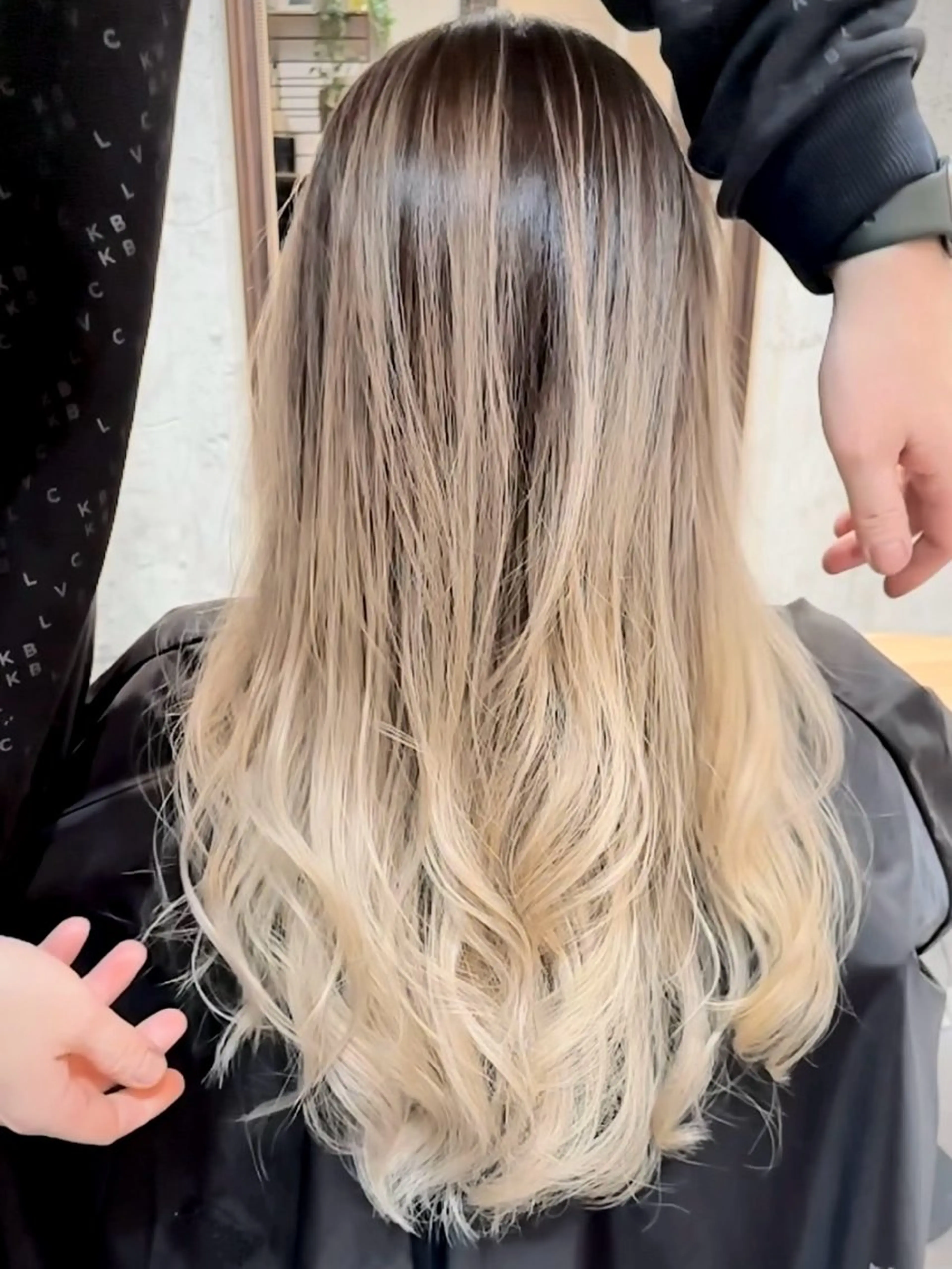 ロング レイヤーカット ヘアカラー 🔷ブリーチバレイヤ ージュ🔷飯野達也のヘアスタイル