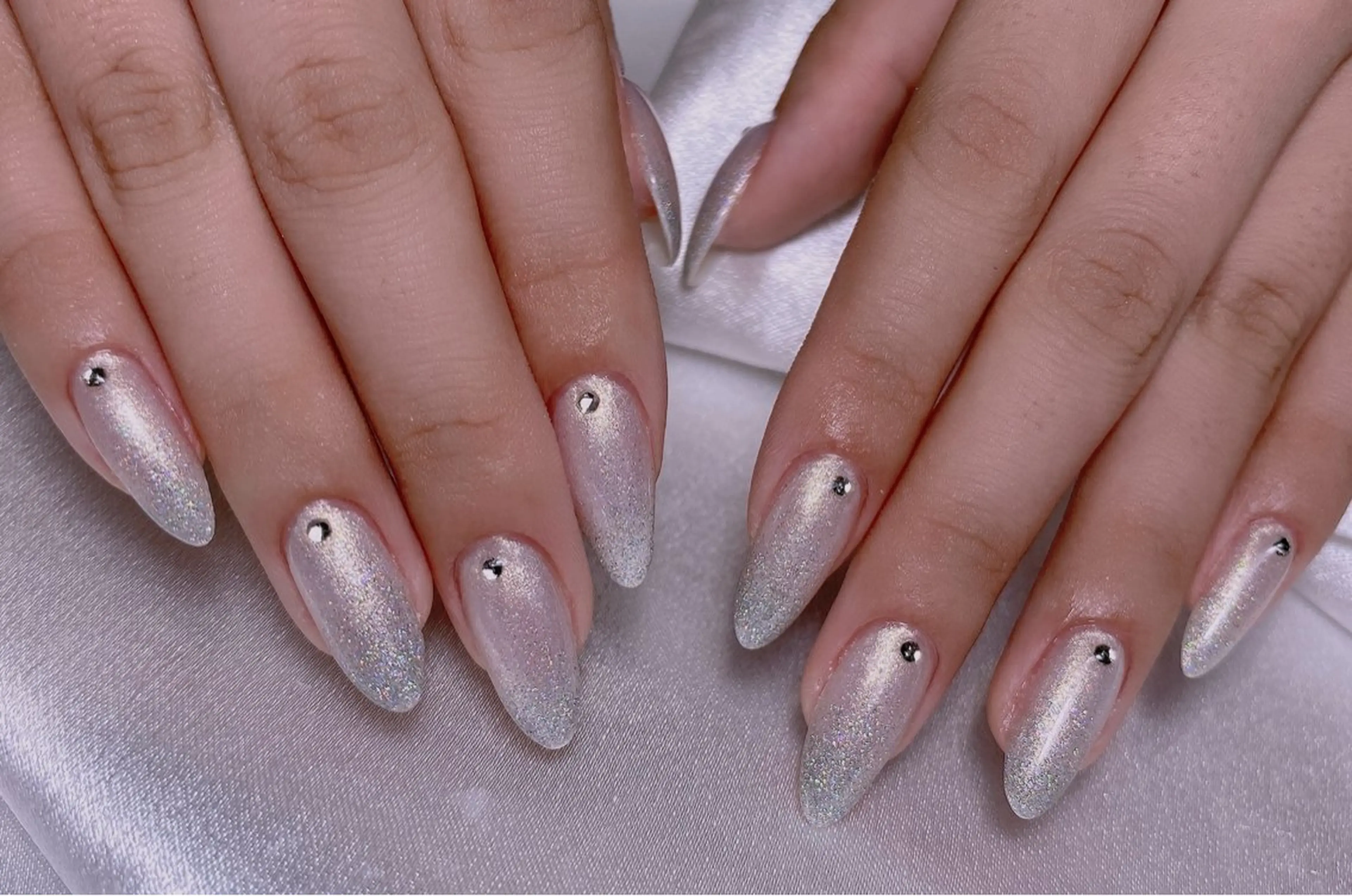 ネイル ブルー チークネイル フレンチネイル ハート ホログラムネイル 美爪パラジェル導入店 Sunnilyのネイルデザイン