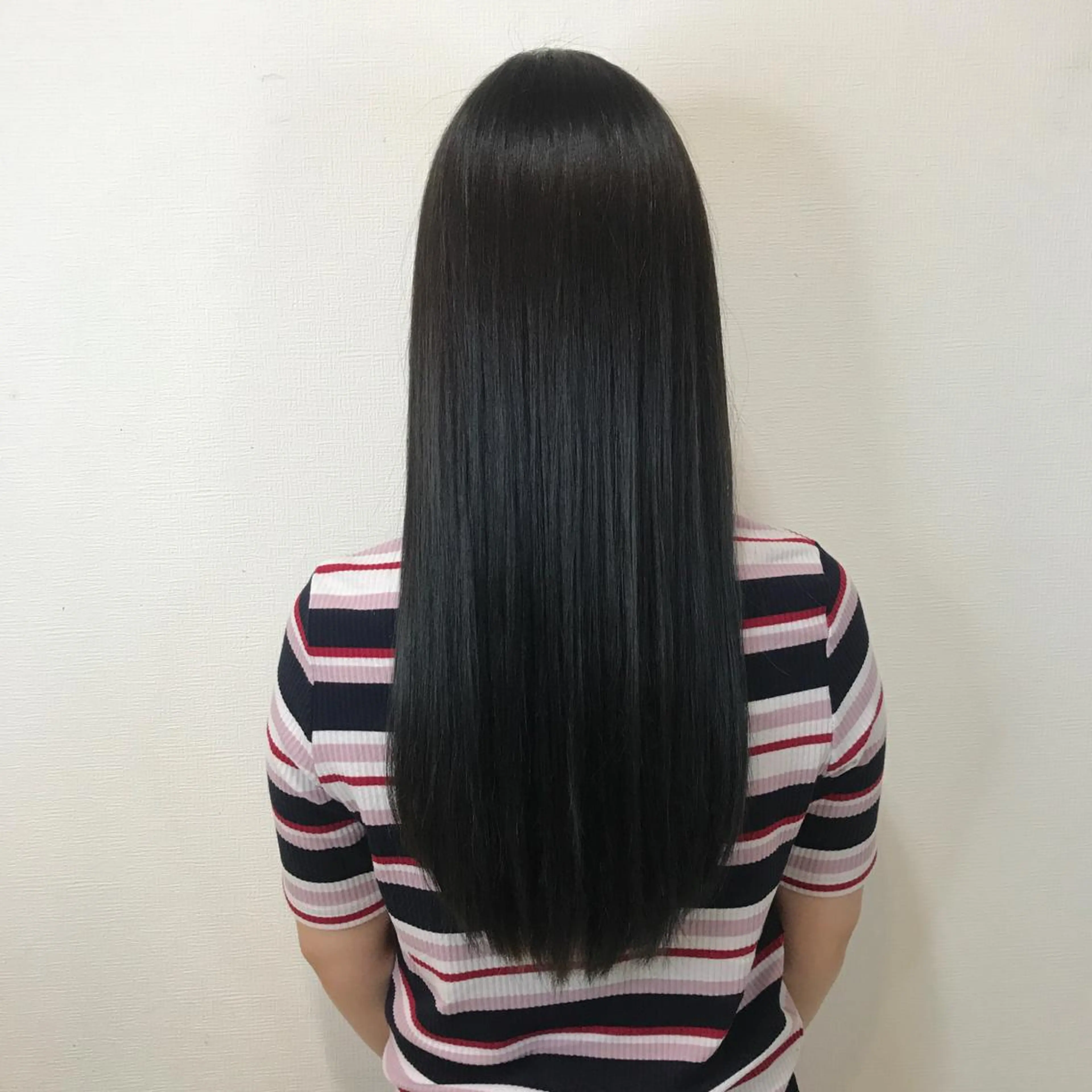 ロング アッシュ 髪質改善 白髪ぼかし、髪質改善 富田隼仁のヘアスタイル