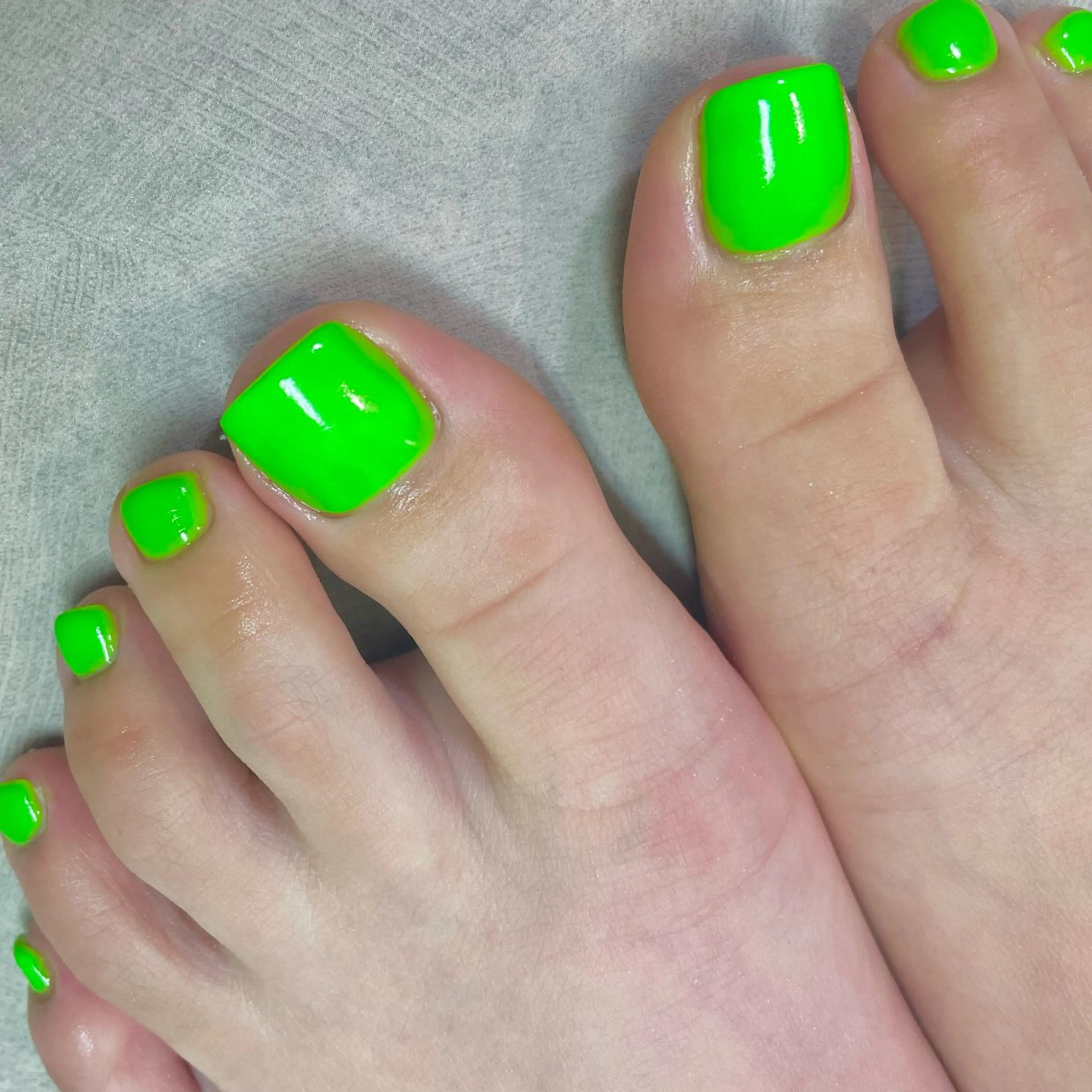 ネイル フットネイル ワンカラーネイル フットネイル hazuki / Salon Biのネイルデザイン