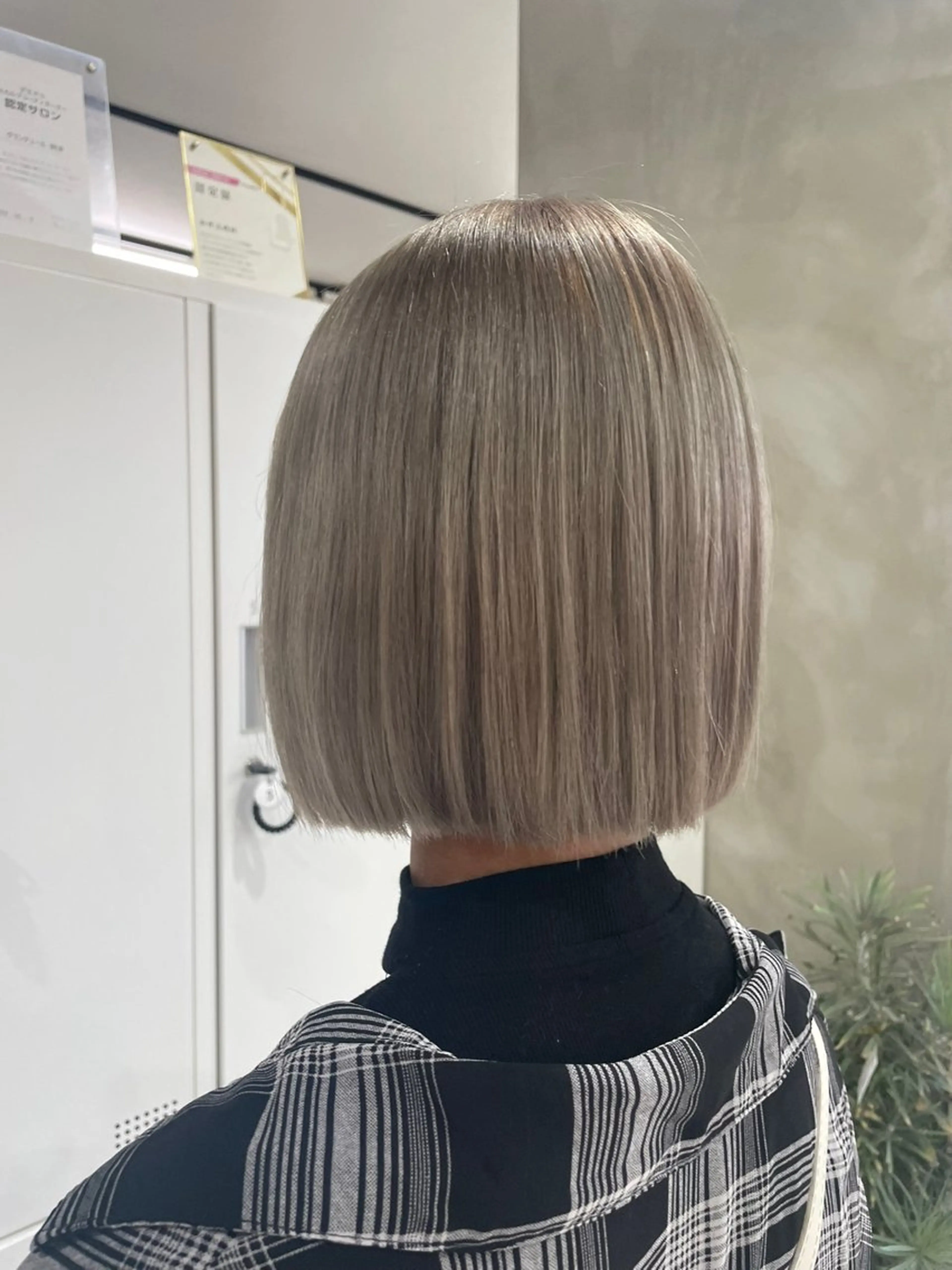 ショート カラー ブリーチ グレージュ ボブ GRANDEUR natsukiのヘアスタイル