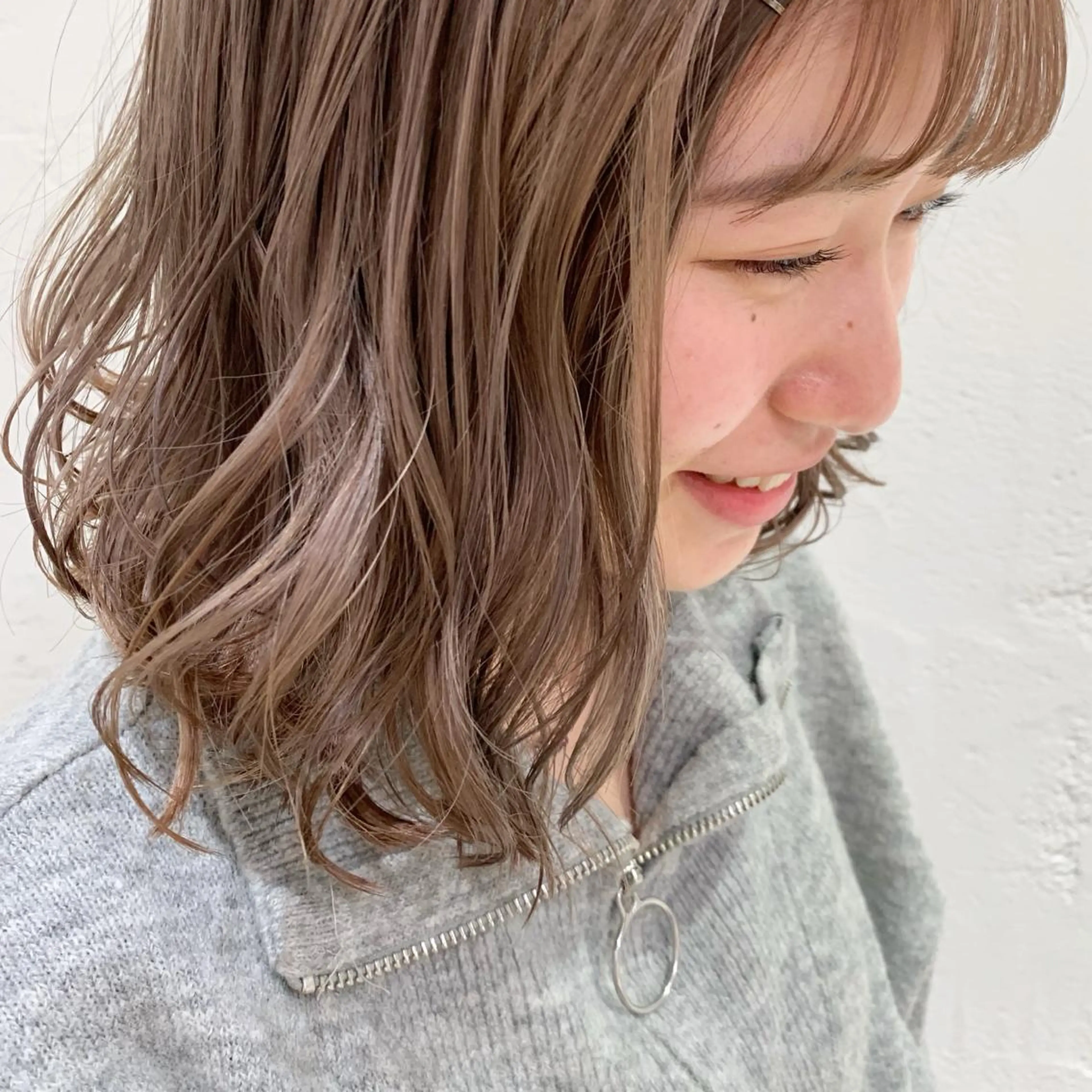 ミディアム カラー ヘアアレンジ ベージュカラー ミルクティーベージュ 🫧透明感カラー/ ボブ/小笠原汐海🪽のヘアスタイル
