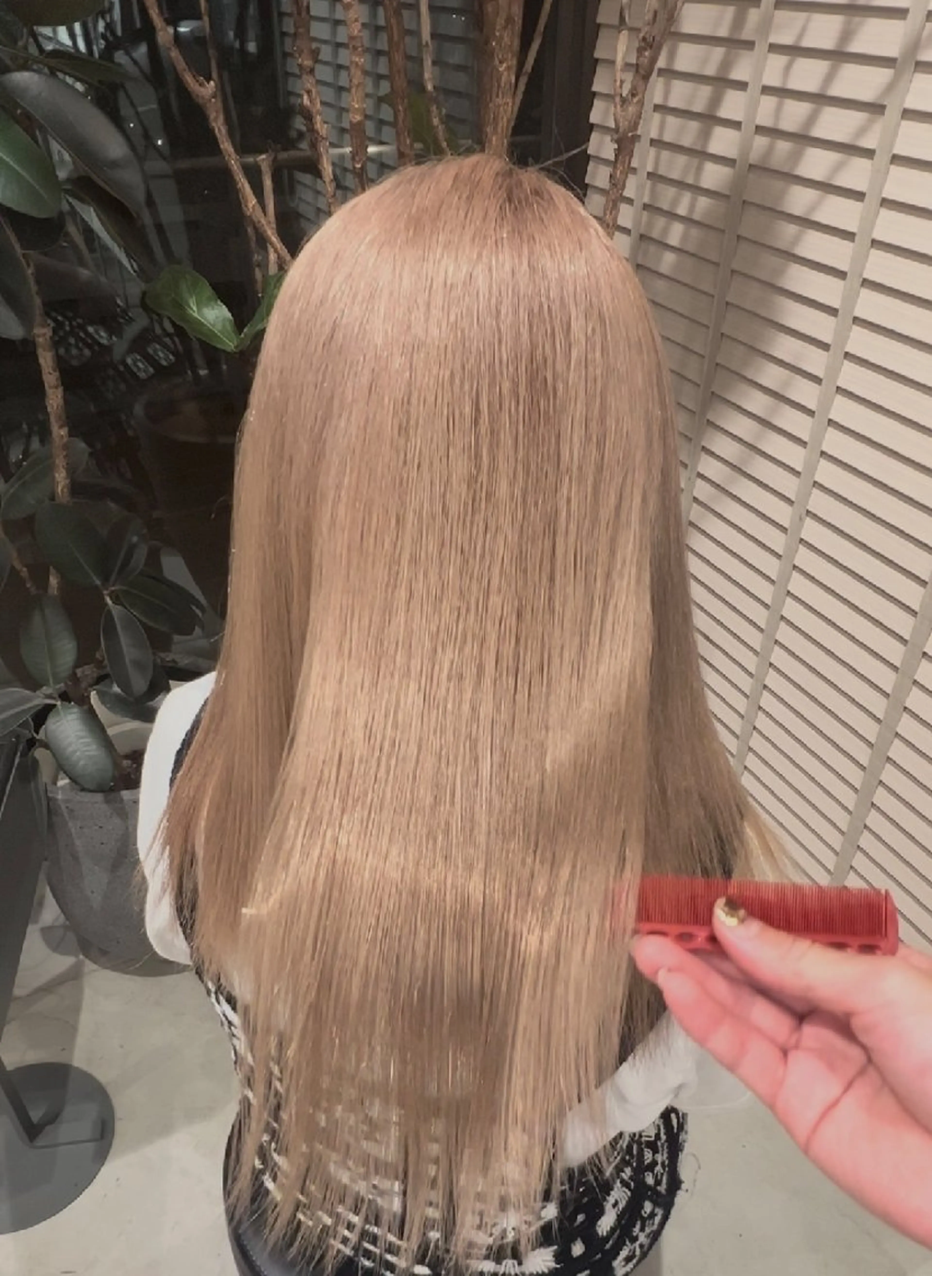 ケアブリーチ+うる艶トリートメント（オンカラー込）の写真