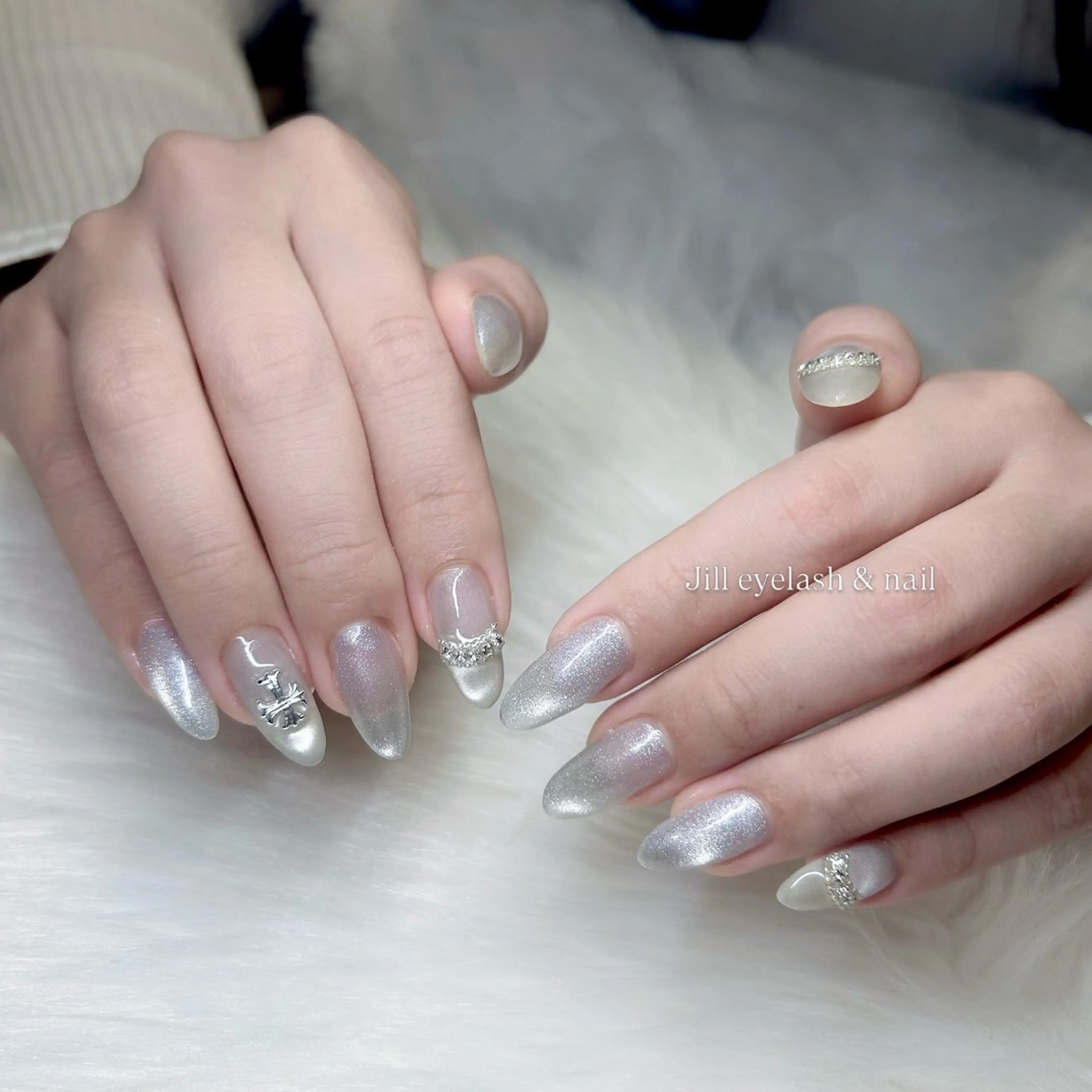 ネイル シルバー ami 𝜗𝜚˚⋆のネイルデザイン