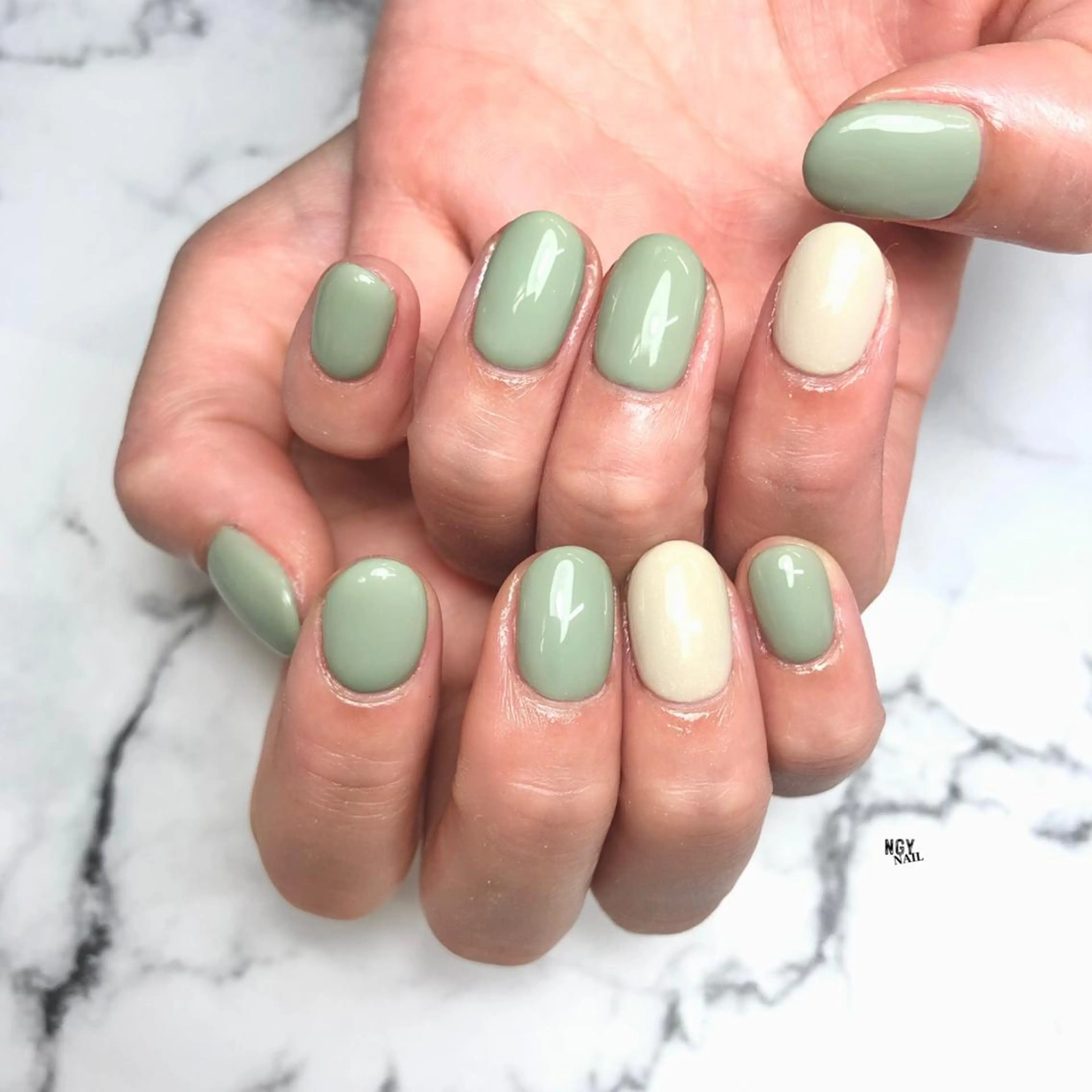 ネイル ジェルネイル グリーン ワンカラーネイル パラジェル ピスタチオネイル ハンドネイル NAIL NOWのネイルデザイン